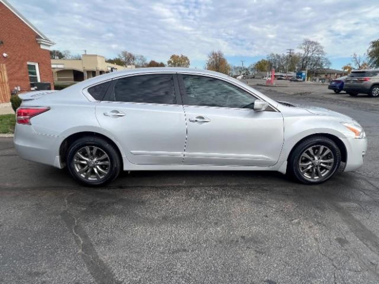 2015 Brilliant Silver Nissan Altima 2.5 S (1N4AL3AP0FC) with an 2.5L L4 DOHC 16V engine, Continuously Variable Transmission transmission, located at 401 Woodman Dr, Riverside, OH, 45431, (937) 908-9800, 39.763779, -84.122063 - Photo#5