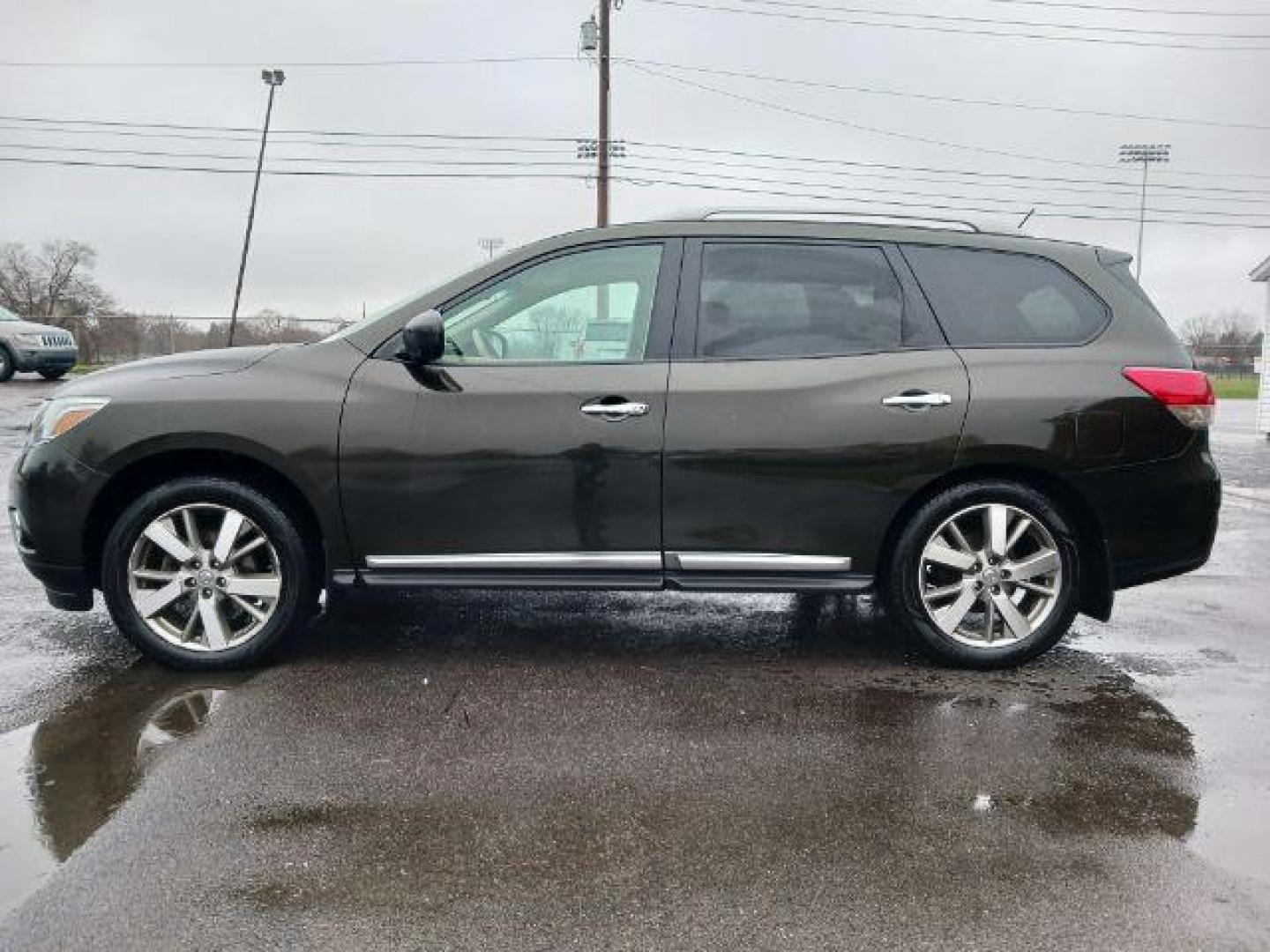 2015 Gun Metallic Nissan Pathfinder Platinum 4WD (5N1AR2MM3FC) with an 3.5L V6 DOHC 24V engine, Continuously Variable Transmission transmission, located at 4508 South Dixie Dr, Moraine, OH, 45439, (937) 908-9800, 39.690136, -84.216438 - Photo#3