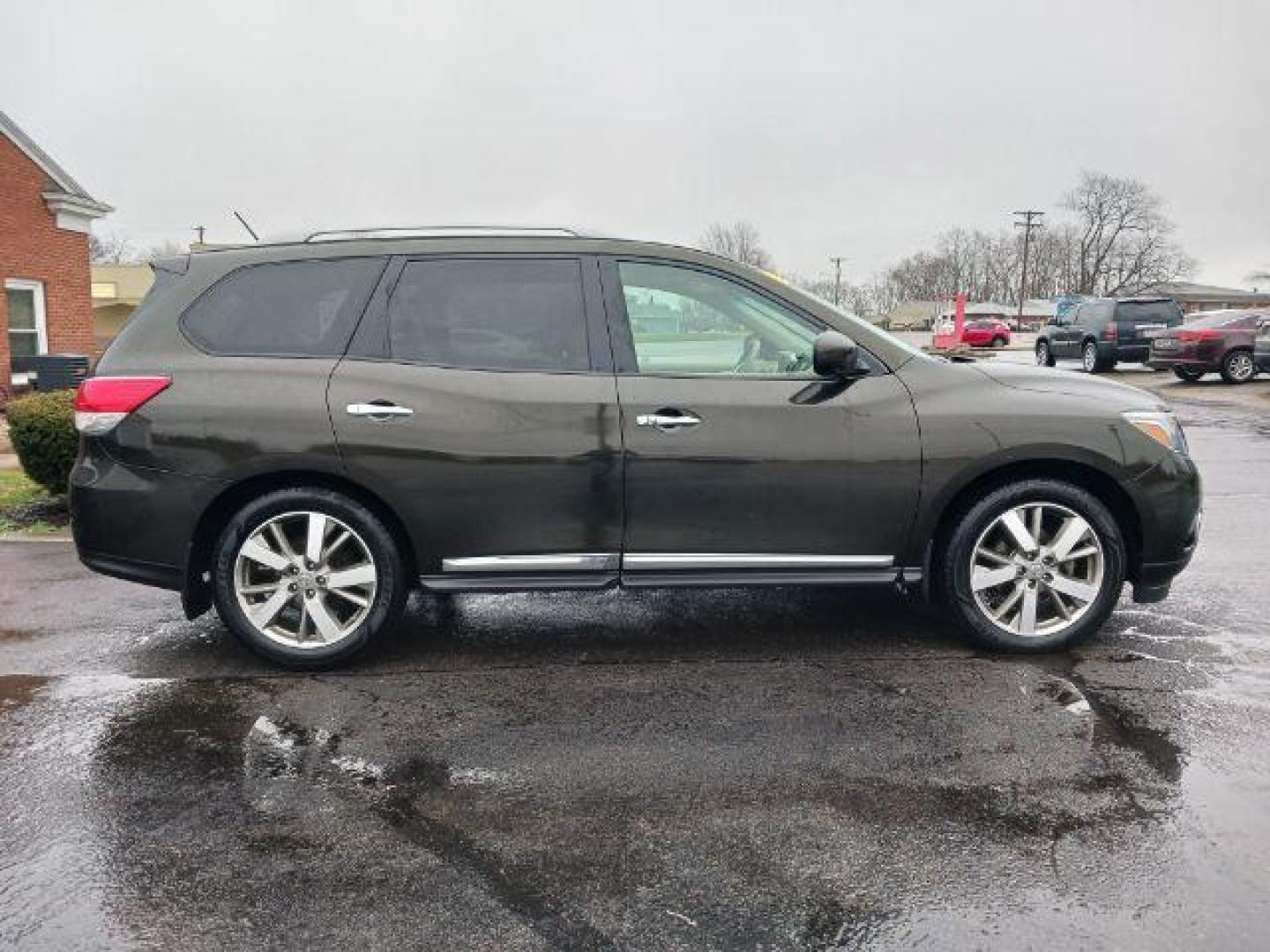 2015 Gun Metallic Nissan Pathfinder Platinum 4WD (5N1AR2MM3FC) with an 3.5L V6 DOHC 24V engine, Continuously Variable Transmission transmission, located at 4508 South Dixie Dr, Moraine, OH, 45439, (937) 908-9800, 39.690136, -84.216438 - Photo#4