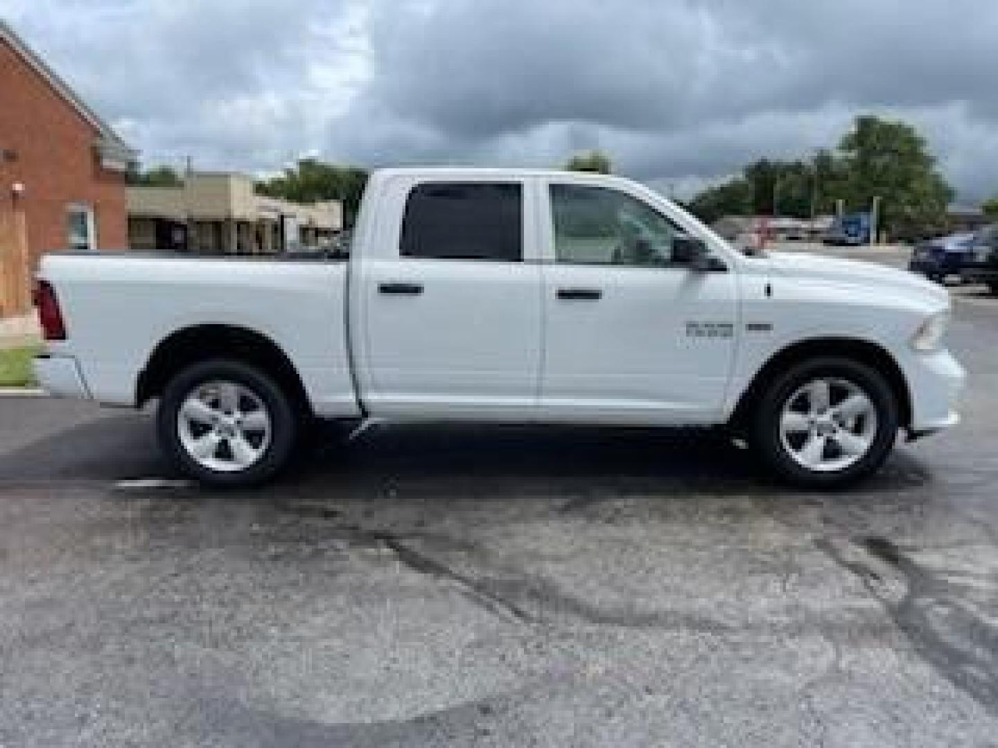 2015 White RAM 1500 Tradesman Crew Cab SWB 4WD (3C6RR7KT5FG) with an 5.7L V8 OHV 16V engine, 8-Speed Automatic transmission, located at 1184 Kauffman Ave, Fairborn, OH, 45324, (937) 908-9800, 39.807365, -84.029114 - Photo#3