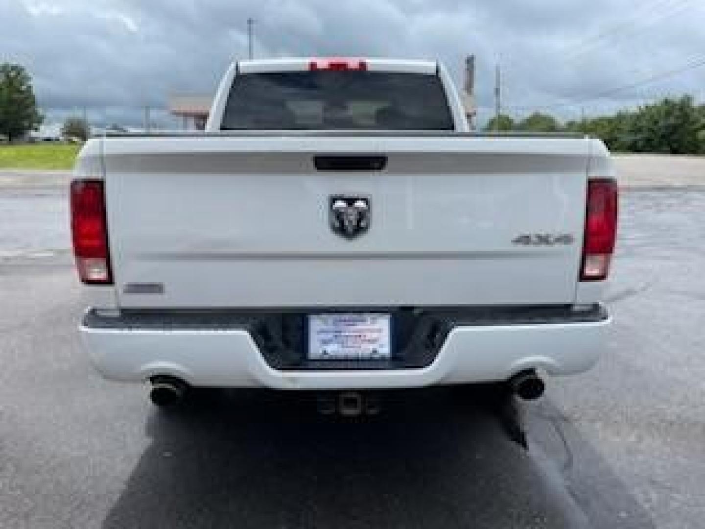 2015 White RAM 1500 Tradesman Crew Cab SWB 4WD (3C6RR7KT5FG) with an 5.7L V8 OHV 16V engine, 8-Speed Automatic transmission, located at 1184 Kauffman Ave, Fairborn, OH, 45324, (937) 908-9800, 39.807365, -84.029114 - Photo#4