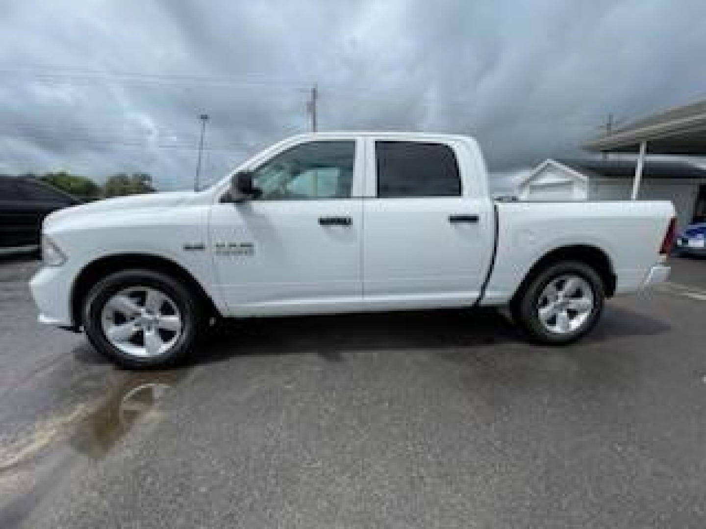 2015 White RAM 1500 Tradesman Crew Cab SWB 4WD (3C6RR7KT5FG) with an 5.7L V8 OHV 16V engine, 8-Speed Automatic transmission, located at 1184 Kauffman Ave, Fairborn, OH, 45324, (937) 908-9800, 39.807365, -84.029114 - Photo#5