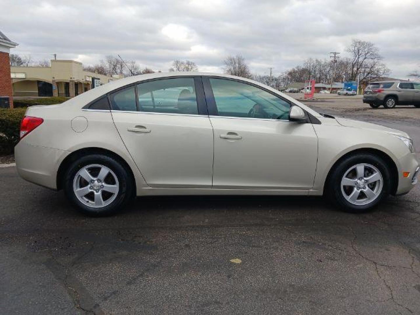 2016 Gold Chevrolet Cruze Limited 1LT Auto (1G1PE5SB0G7) with an 1.4L L4 DOHC 16V TURBO engine, 6-Speed Automatic transmission, located at 1099 N County Rd 25A, OH, 45373, (937) 908-9800, 40.057079, -84.212883 - Photo#4