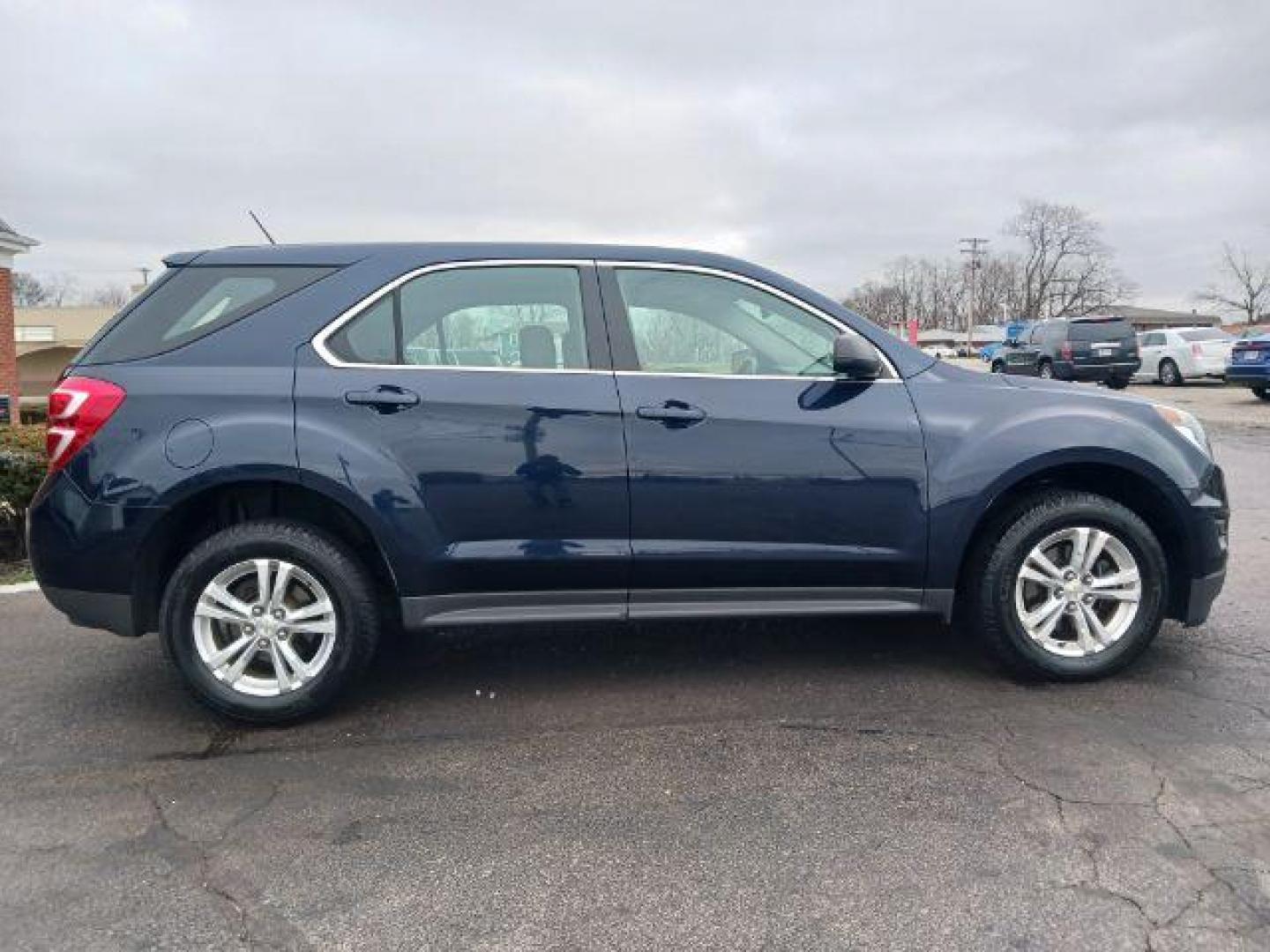 2016 Blue Velvet Metallic Chevrolet Equinox LS 2WD (2GNALBEK2G1) with an 2.4L L4 DOHC 16V FFV engine, 6-Speed Automatic transmission, located at 1230 East Main St, Xenia, OH, 45385, (937) 908-9800, 39.687321, -83.910294 - Photo#4