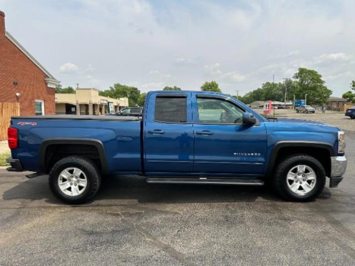 2016 Deep Ocean Blue Metallic Chevrolet Silverado 1500 LT Double Cab 4WD (1GCVKREC1GZ) with an 5.3L V8 OHV 16V engine, 6-Speed Automatic transmission, located at 1230 East Main St, Xenia, OH, 45385, (937) 908-9800, 39.687321, -83.910294 - Photo#5