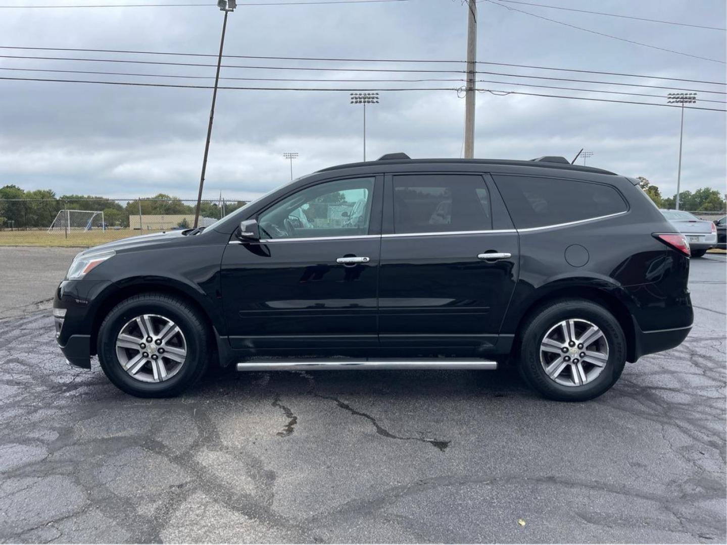 2016 Black Chevrolet Traverse 2LT AWD (1GNKVHKD8GJ) with an 3.6L V6 DOHC 24V engine, 6-Speed Automatic transmission, located at 1184 Kauffman Ave, Fairborn, OH, 45324, (937) 908-9800, 39.807365, -84.029114 - Photo#5