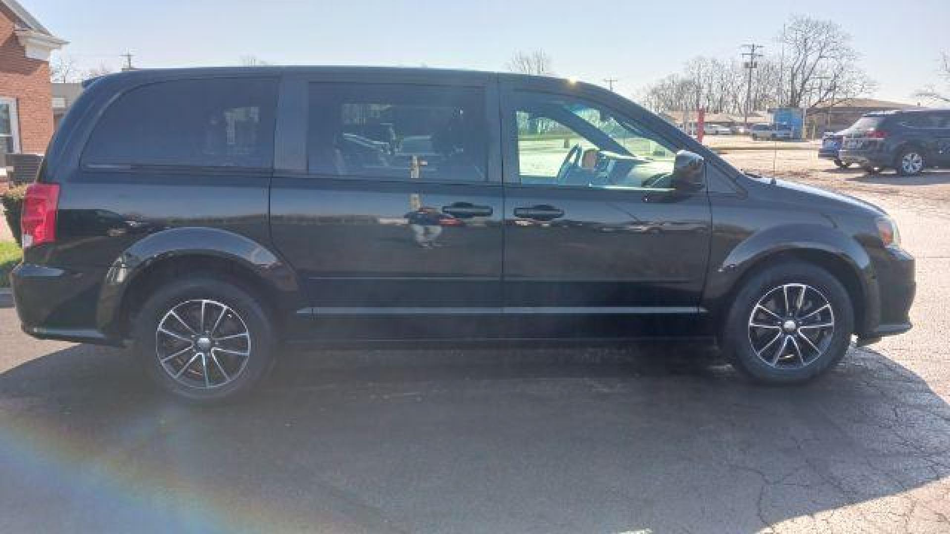 2016 Brilliant Black Crystal Pearl Coat Dodge Grand Caravan SE (2C4RDGBG0GR) with an 3.6L V6 DOHC 24V engine, 6-Speed Automatic transmission, located at 880 E. National Road, Vandalia, OH, 45377, (937) 908-9800, 39.892189, -84.181015 - Photo#4