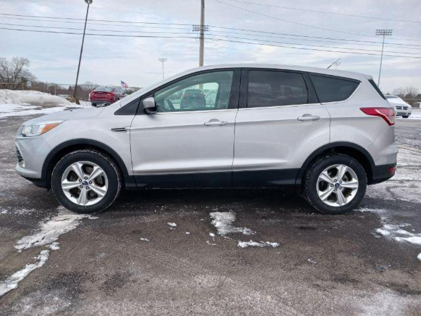 2016 Ingot Silver Metallic Ford Escape SE 4WD (1FMCU9G96GU) with an 2.0L L4 DOHC 16V engine, 6-Speed Automatic transmission, located at 4508 South Dixie Dr, Moraine, OH, 45439, (937) 908-9800, 39.690136, -84.216438 - Photo#3