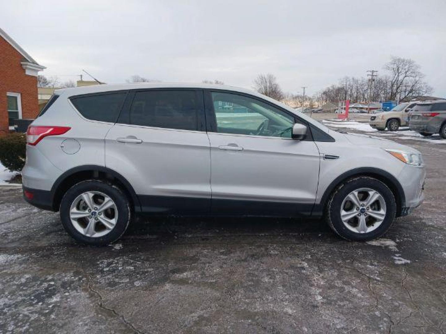 2016 Ingot Silver Metallic Ford Escape SE 4WD (1FMCU9G96GU) with an 2.0L L4 DOHC 16V engine, 6-Speed Automatic transmission, located at 4508 South Dixie Dr, Moraine, OH, 45439, (937) 908-9800, 39.690136, -84.216438 - Photo#4