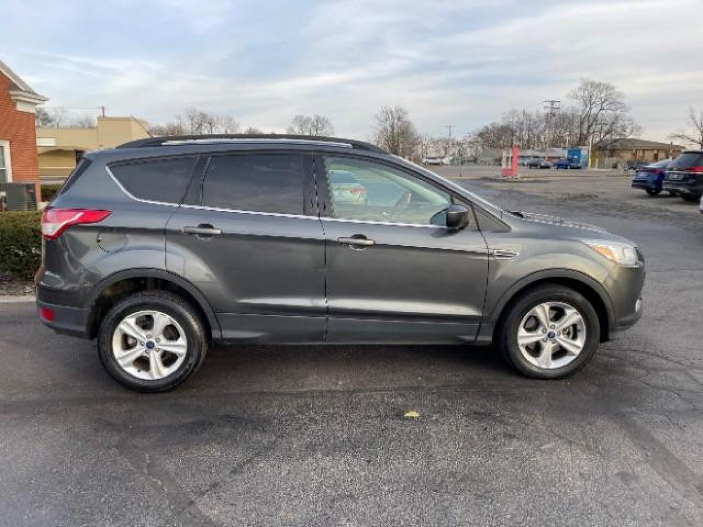 2016 Magnetic Metallic Ford Escape SE 4WD (1FMCU9G99GU) with an 2.0L L4 DOHC 16V engine, 6-Speed Automatic transmission, located at 1230 East Main St, Xenia, OH, 45385, (937) 908-9800, 39.687321, -83.910294 - Photo#3