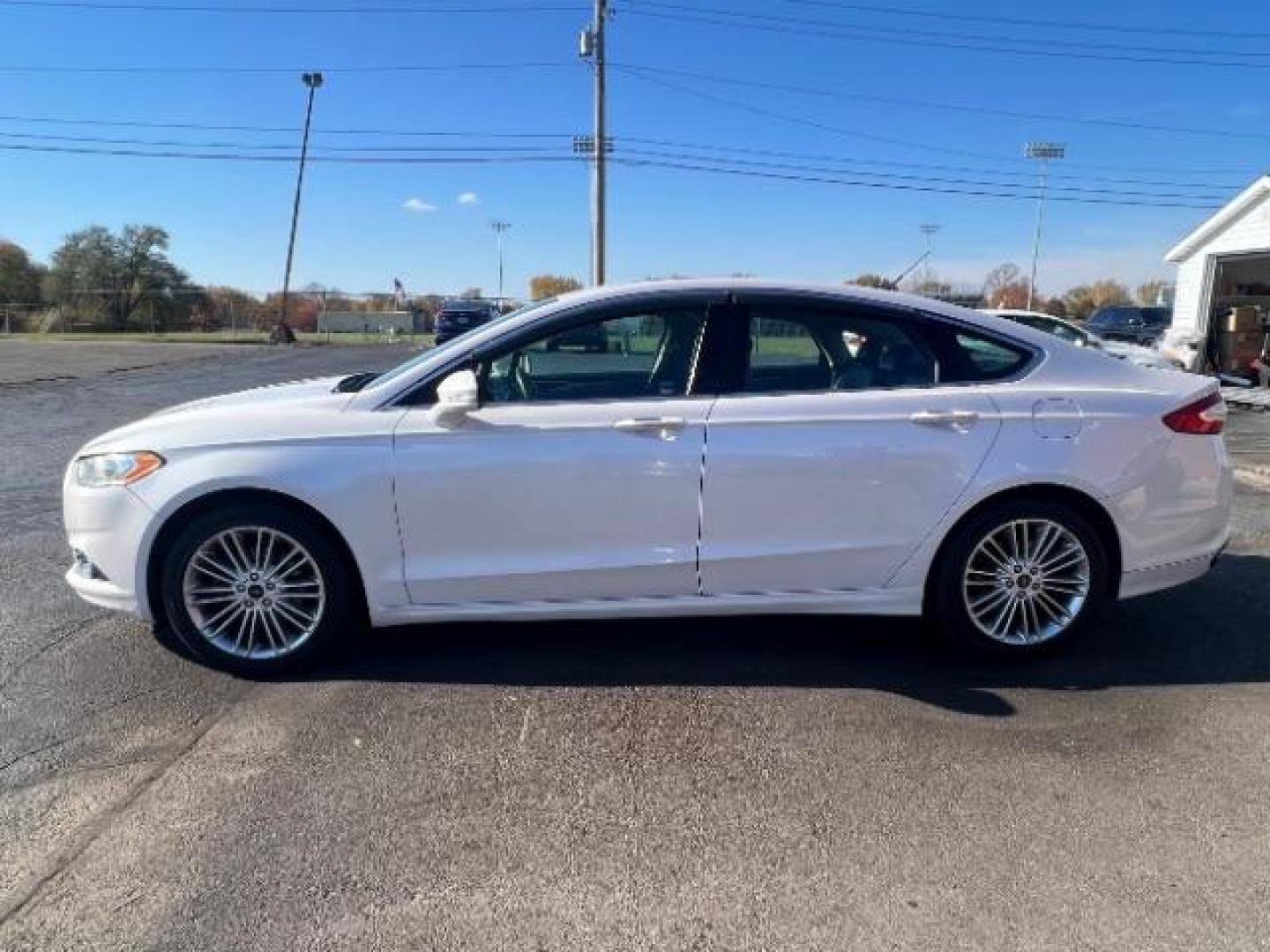 2016 White Platinum Metallic Tri-Coat Ford Fusion SE AWD (3FA6P0T92GR) with an 2.0L L4 DOHC 16V engine, 6-Speed Automatic transmission, located at 4508 South Dixie Dr, Moraine, OH, 45439, (937) 908-9800, 39.690136, -84.216438 - Photo#3