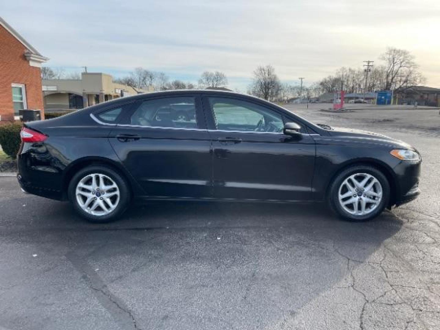 2016 Shadow Black Ford Fusion SE (3FA6P0H72GR) with an 2.5L L4 DOHC 16V engine, 6-Speed Automatic transmission, located at 1230 East Main St, Xenia, OH, 45385, (937) 908-9800, 39.687321, -83.910294 - Photo#2