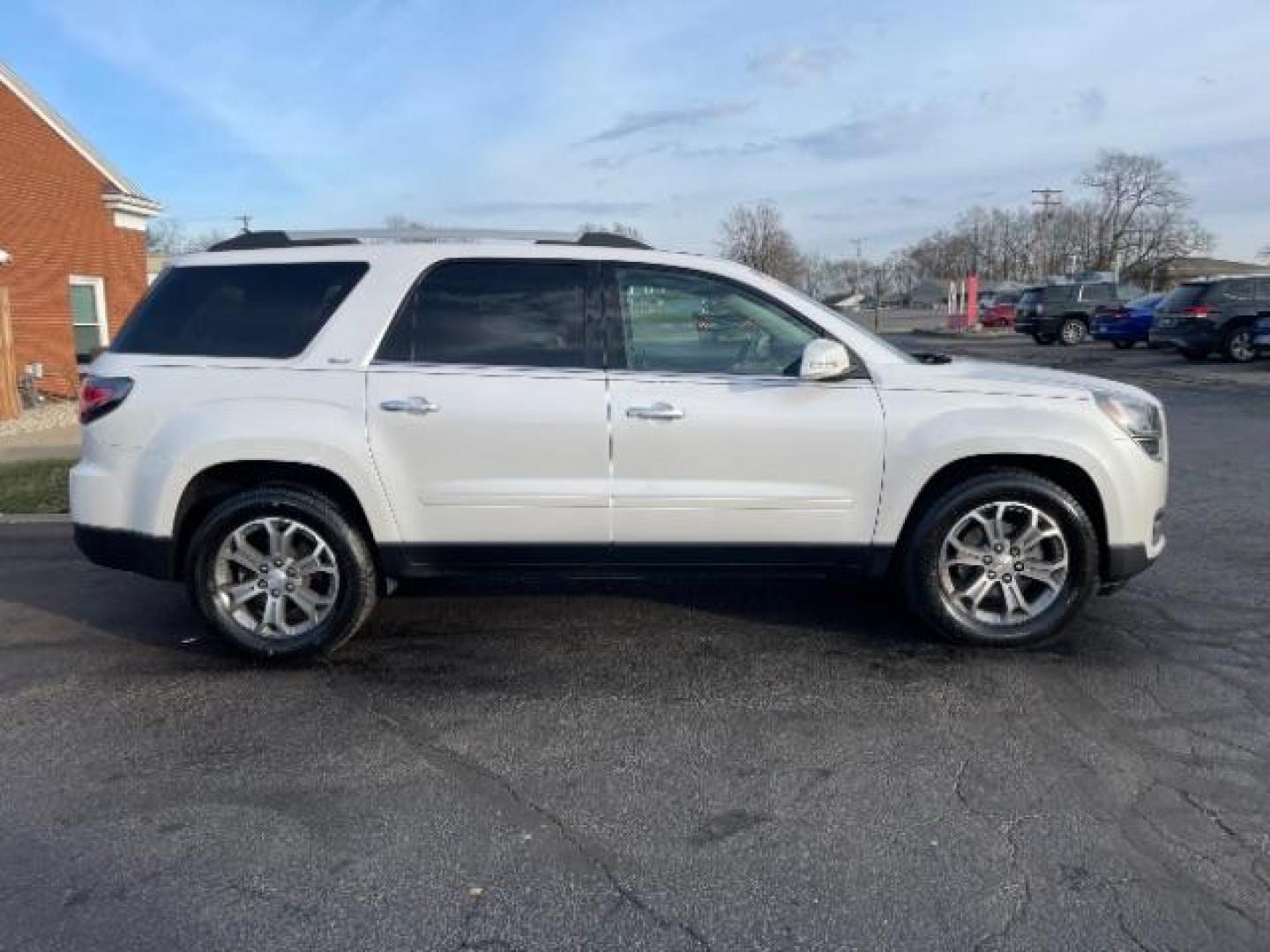 2016 Summit White GMC Acadia SLT-1 FWD (1GKKRRKD7GJ) with an 3.6L V6 DOHC 24V engine, 6-Speed Automatic transmission, located at 1230 East Main St, Xenia, OH, 45385, (937) 908-9800, 39.687321, -83.910294 - Photo#4