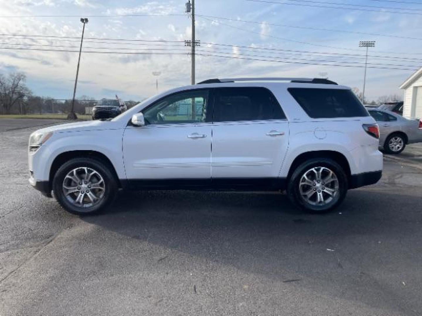 2016 Summit White GMC Acadia SLT-1 FWD (1GKKRRKD7GJ) with an 3.6L V6 DOHC 24V engine, 6-Speed Automatic transmission, located at 1230 East Main St, Xenia, OH, 45385, (937) 908-9800, 39.687321, -83.910294 - Photo#5