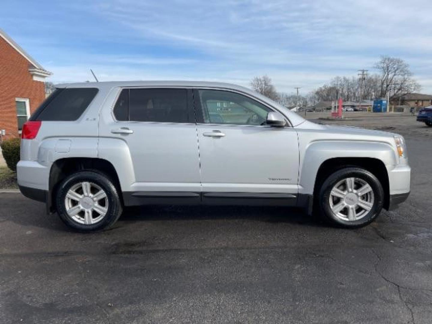 2016 Quicksilver Metallic GMC Terrain SLE2 AWD (2GKFLSEK2G6) with an 2.4L L4 DOHC 16V engine, 6-Speed Automatic transmission, located at 1230 East Main St, Xenia, OH, 45385, (937) 908-9800, 39.687321, -83.910294 - Photo#3