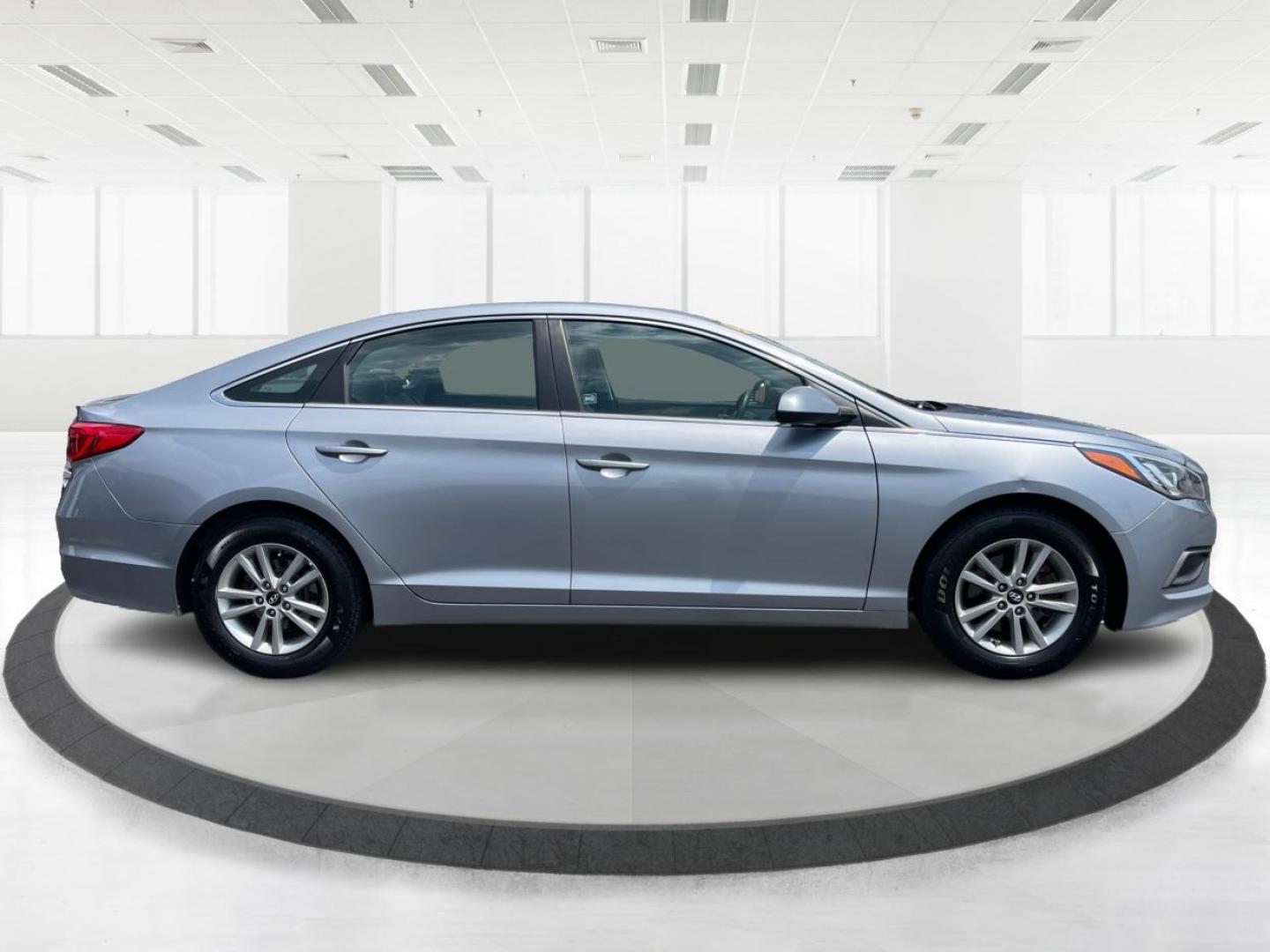 2016 Shale Gray Metallic Hyundai Sonata SE (5NPE24AF1GH) with an 2.4L L4 DOHC 16V engine, 7-Speed Automatic transmission, located at 401 Woodman Dr, Riverside, OH, 45431, (937) 908-9800, 39.763779, -84.122063 - Photo#1