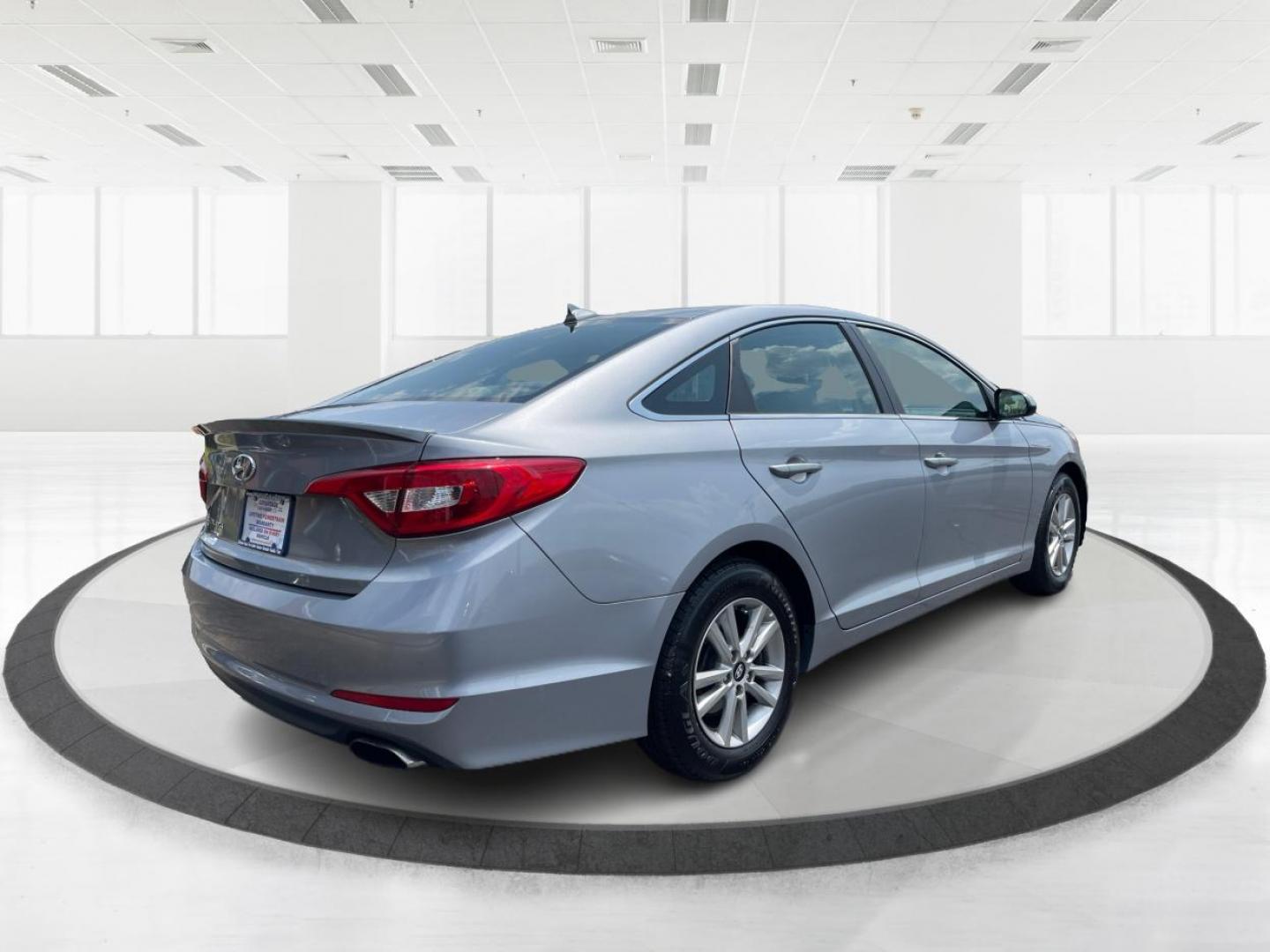 2016 Shale Gray Metallic Hyundai Sonata SE (5NPE24AF1GH) with an 2.4L L4 DOHC 16V engine, 7-Speed Automatic transmission, located at 401 Woodman Dr, Riverside, OH, 45431, (937) 908-9800, 39.763779, -84.122063 - Photo#2