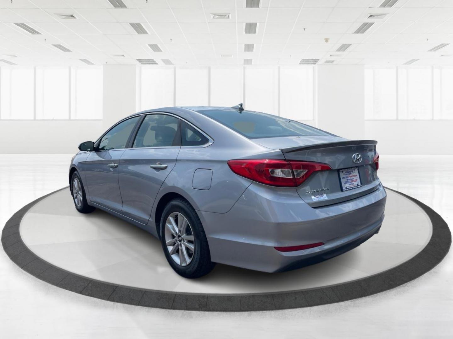 2016 Shale Gray Metallic Hyundai Sonata SE (5NPE24AF1GH) with an 2.4L L4 DOHC 16V engine, 7-Speed Automatic transmission, located at 401 Woodman Dr, Riverside, OH, 45431, (937) 908-9800, 39.763779, -84.122063 - Photo#4