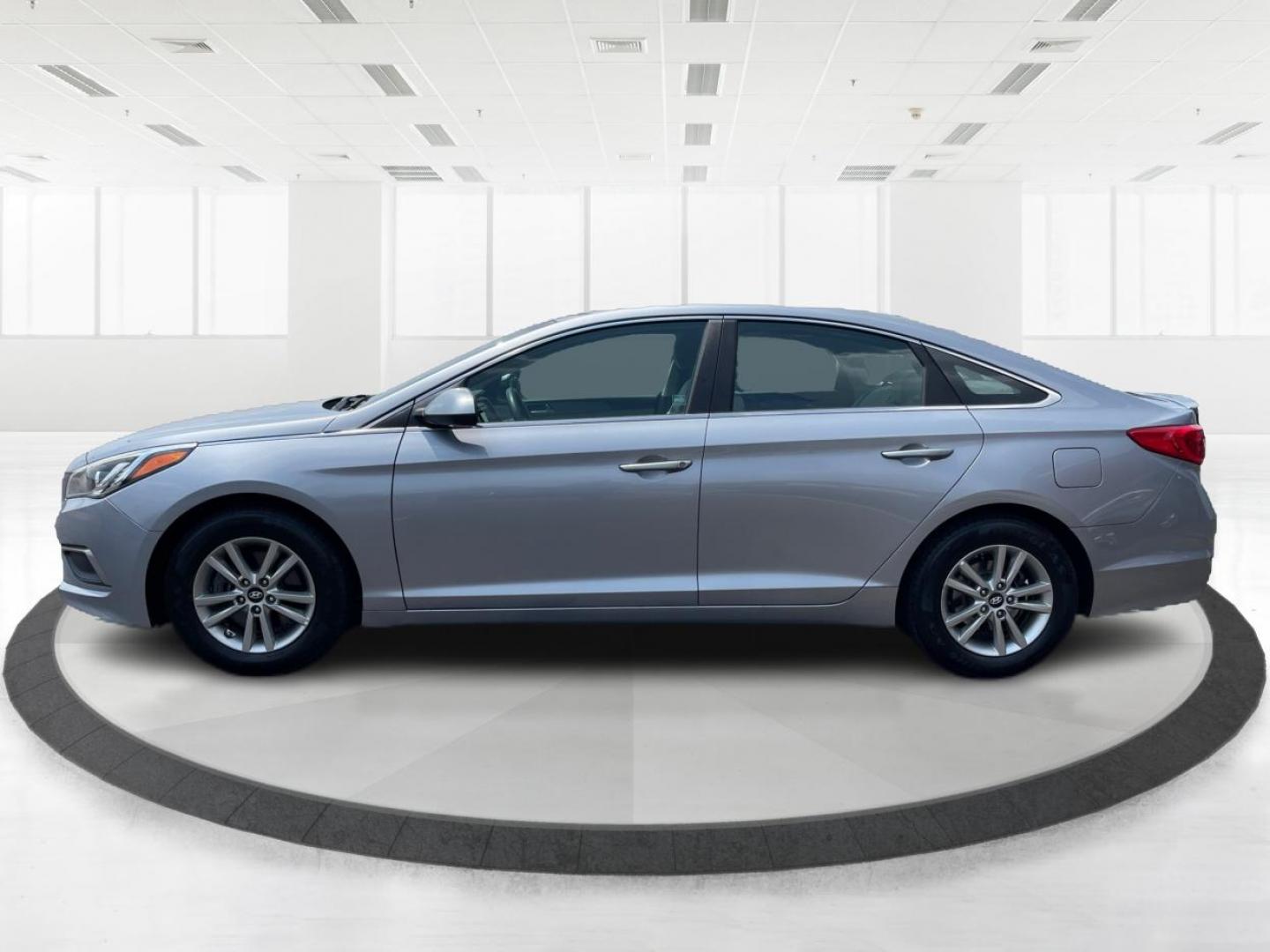 2016 Shale Gray Metallic Hyundai Sonata SE (5NPE24AF1GH) with an 2.4L L4 DOHC 16V engine, 7-Speed Automatic transmission, located at 401 Woodman Dr, Riverside, OH, 45431, (937) 908-9800, 39.763779, -84.122063 - Photo#5