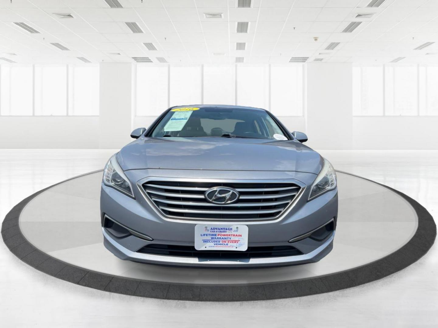 2016 Shale Gray Metallic Hyundai Sonata SE (5NPE24AF1GH) with an 2.4L L4 DOHC 16V engine, 7-Speed Automatic transmission, located at 401 Woodman Dr, Riverside, OH, 45431, (937) 908-9800, 39.763779, -84.122063 - Photo#6