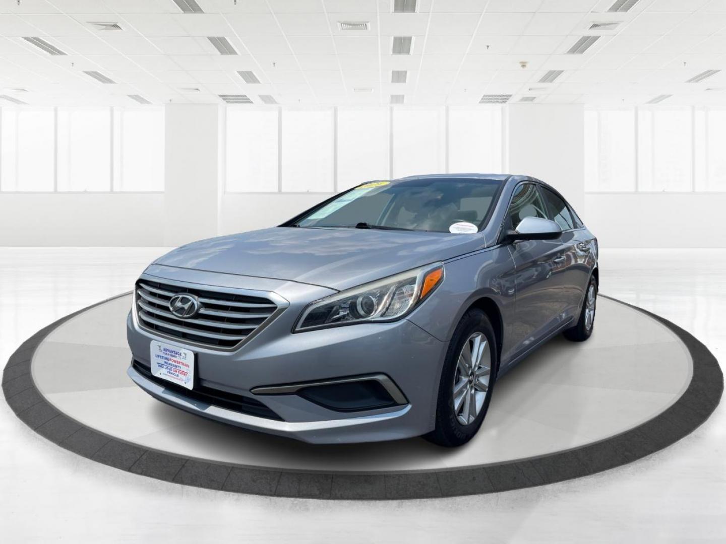 2016 Shale Gray Metallic Hyundai Sonata SE (5NPE24AF1GH) with an 2.4L L4 DOHC 16V engine, 7-Speed Automatic transmission, located at 401 Woodman Dr, Riverside, OH, 45431, (937) 908-9800, 39.763779, -84.122063 - Photo#7