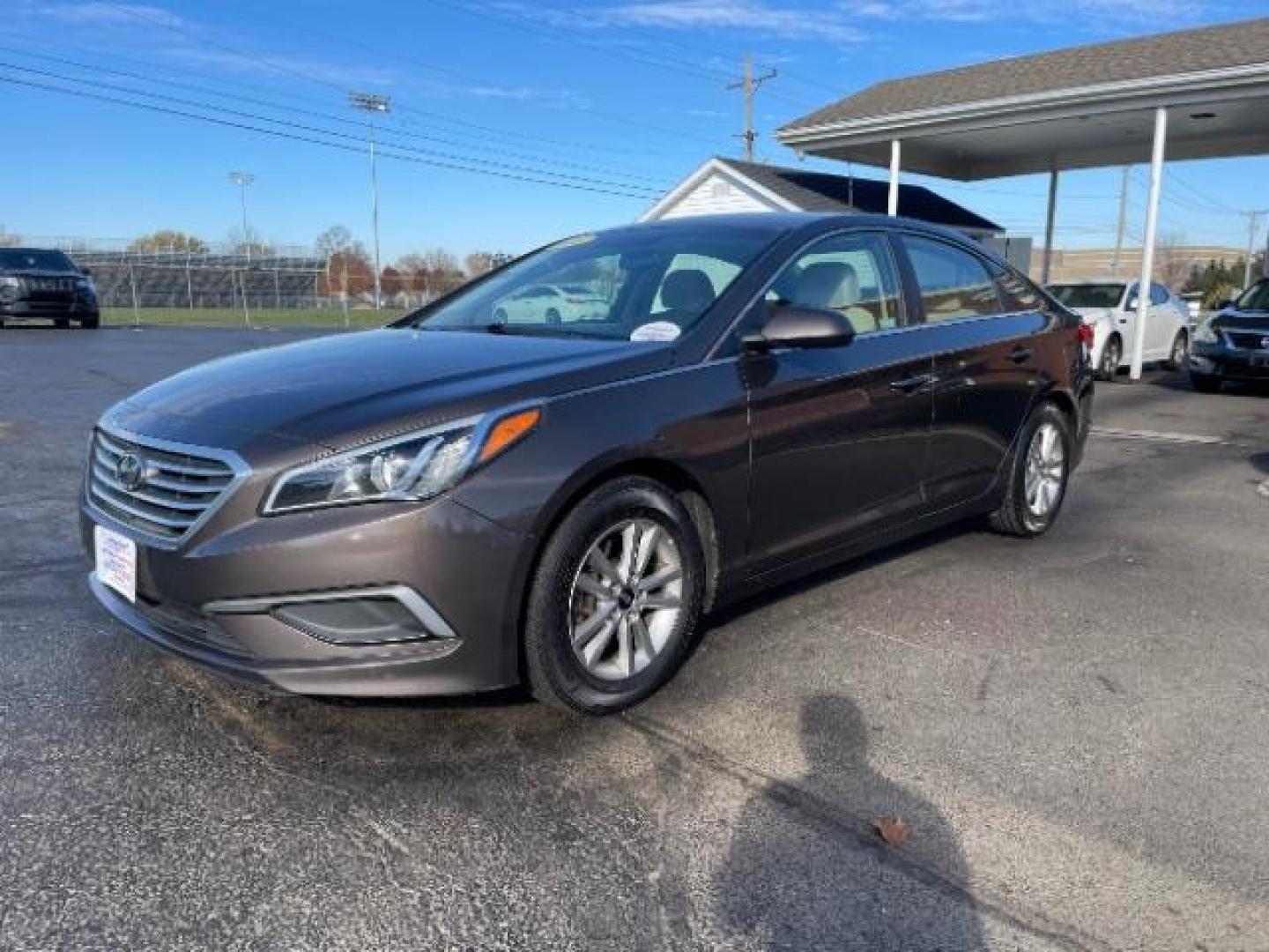 2016 Dark Truffle Hyundai Sonata SE (5NPE24AF3GH) with an 2.4L L4 DOHC 16V engine, 7-Speed Automatic transmission, located at 1184 Kauffman Ave, Fairborn, OH, 45324, (937) 908-9800, 39.807365, -84.029114 - Photo#1