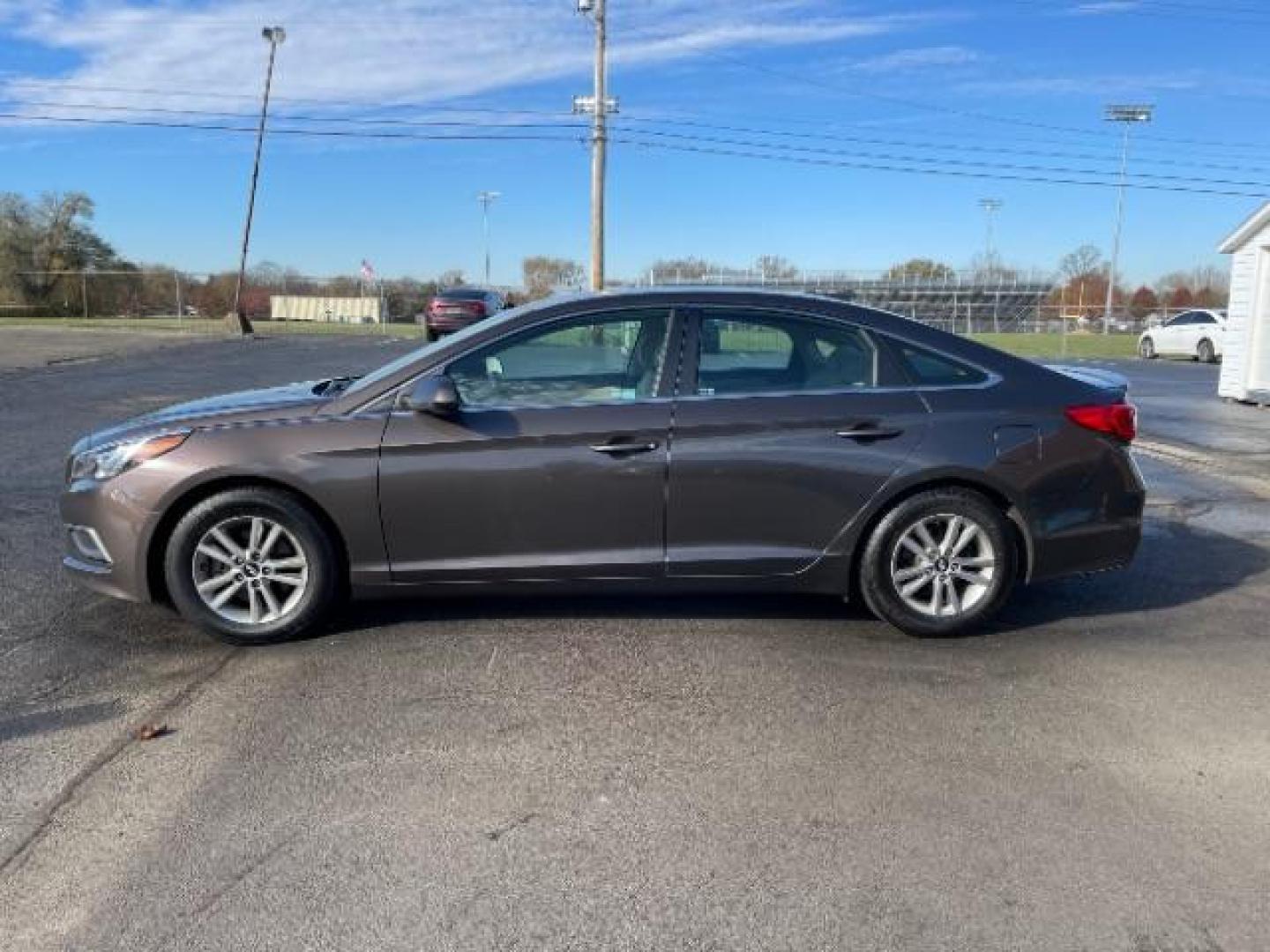 2016 Dark Truffle Hyundai Sonata SE (5NPE24AF3GH) with an 2.4L L4 DOHC 16V engine, 7-Speed Automatic transmission, located at 1184 Kauffman Ave, Fairborn, OH, 45324, (937) 908-9800, 39.807365, -84.029114 - Photo#2