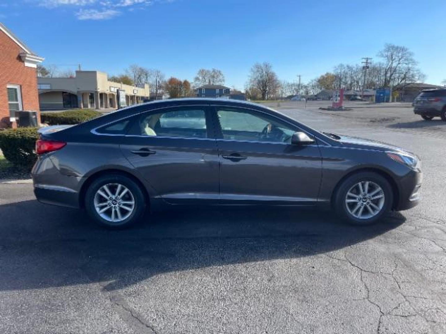 2016 Dark Truffle Hyundai Sonata SE (5NPE24AF3GH) with an 2.4L L4 DOHC 16V engine, 7-Speed Automatic transmission, located at 1184 Kauffman Ave, Fairborn, OH, 45324, (937) 908-9800, 39.807365, -84.029114 - Photo#3