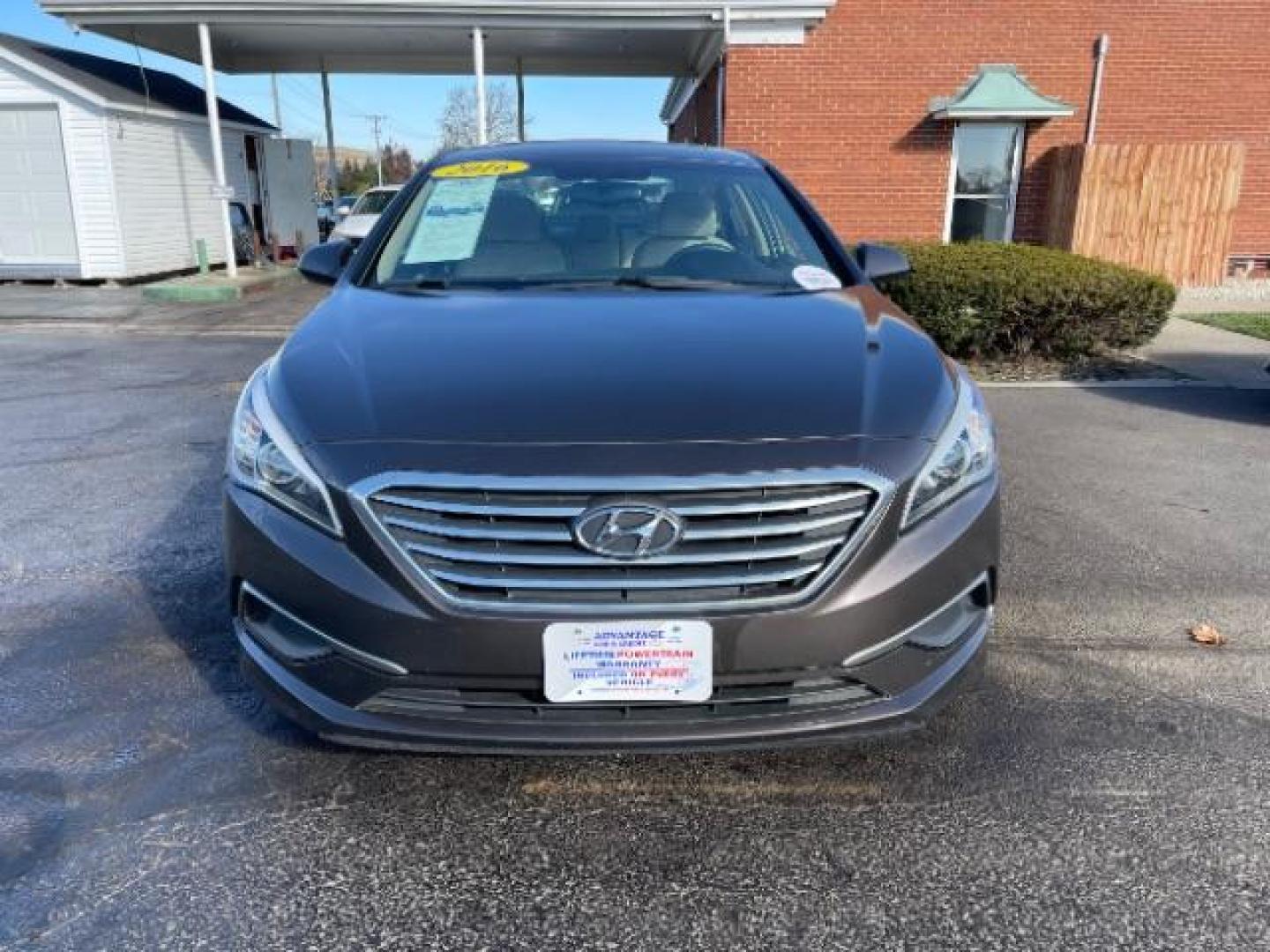 2016 Dark Truffle Hyundai Sonata SE (5NPE24AF3GH) with an 2.4L L4 DOHC 16V engine, 7-Speed Automatic transmission, located at 1184 Kauffman Ave, Fairborn, OH, 45324, (937) 908-9800, 39.807365, -84.029114 - Photo#5