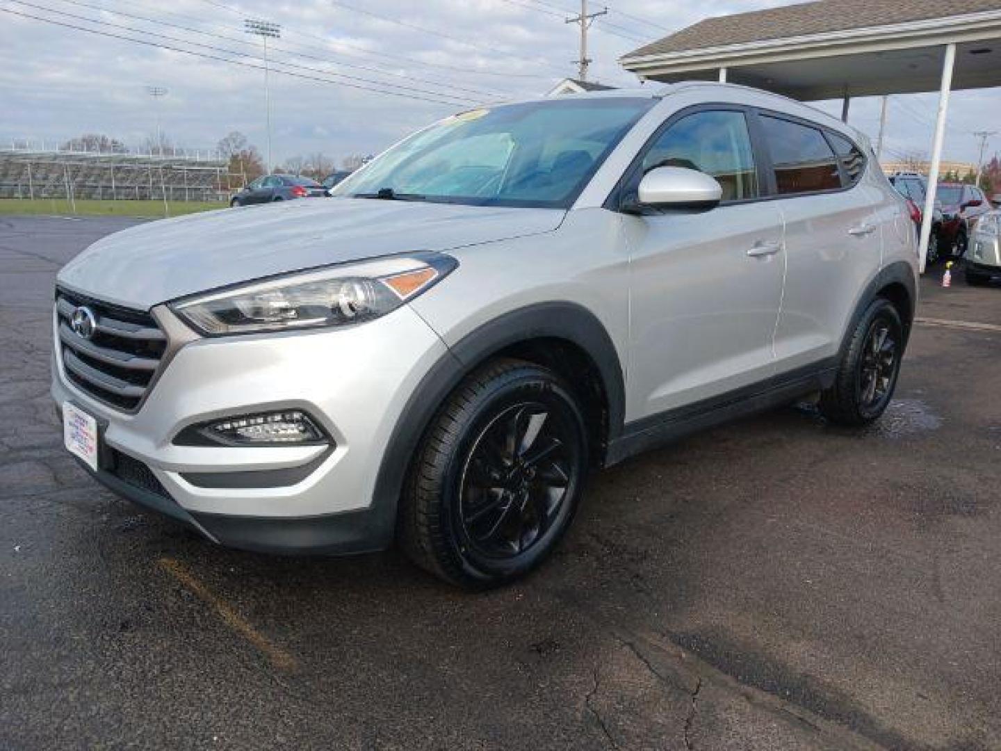 2016 Chromium Silver Hyundai Tucson SE w/Popular Package AWD (KM8J3CA48GU) with an 2.0L L4 DOHC 16V engine, 6-Speed Automatic transmission, located at 4508 South Dixie Dr, Moraine, OH, 45439, (937) 908-9800, 39.690136, -84.216438 - Photo#2