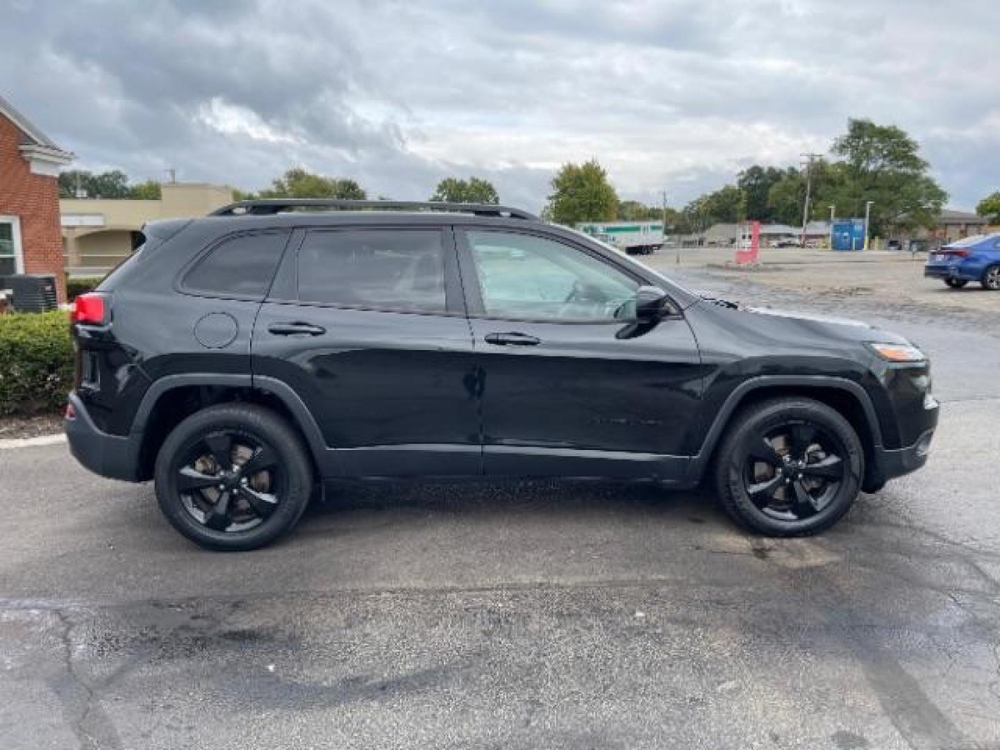 2016 Brilliant Black Crystal Pearl Coat Jeep Cherokee Latitude 4WD (1C4PJMCS7GW) with an 3.2L V6 DOHC 24V engine, 9-Speed Automatic transmission, located at 401 Woodman Dr, Riverside, OH, 45431, (937) 908-9800, 39.763779, -84.122063 - Photo#2