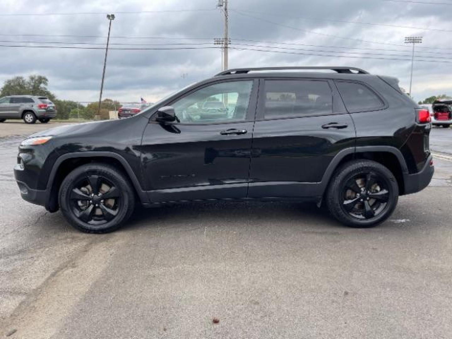 2016 Brilliant Black Crystal Pearl Coat Jeep Cherokee Latitude 4WD (1C4PJMCS7GW) with an 3.2L V6 DOHC 24V engine, 9-Speed Automatic transmission, located at 401 Woodman Dr, Riverside, OH, 45431, (937) 908-9800, 39.763779, -84.122063 - Photo#3