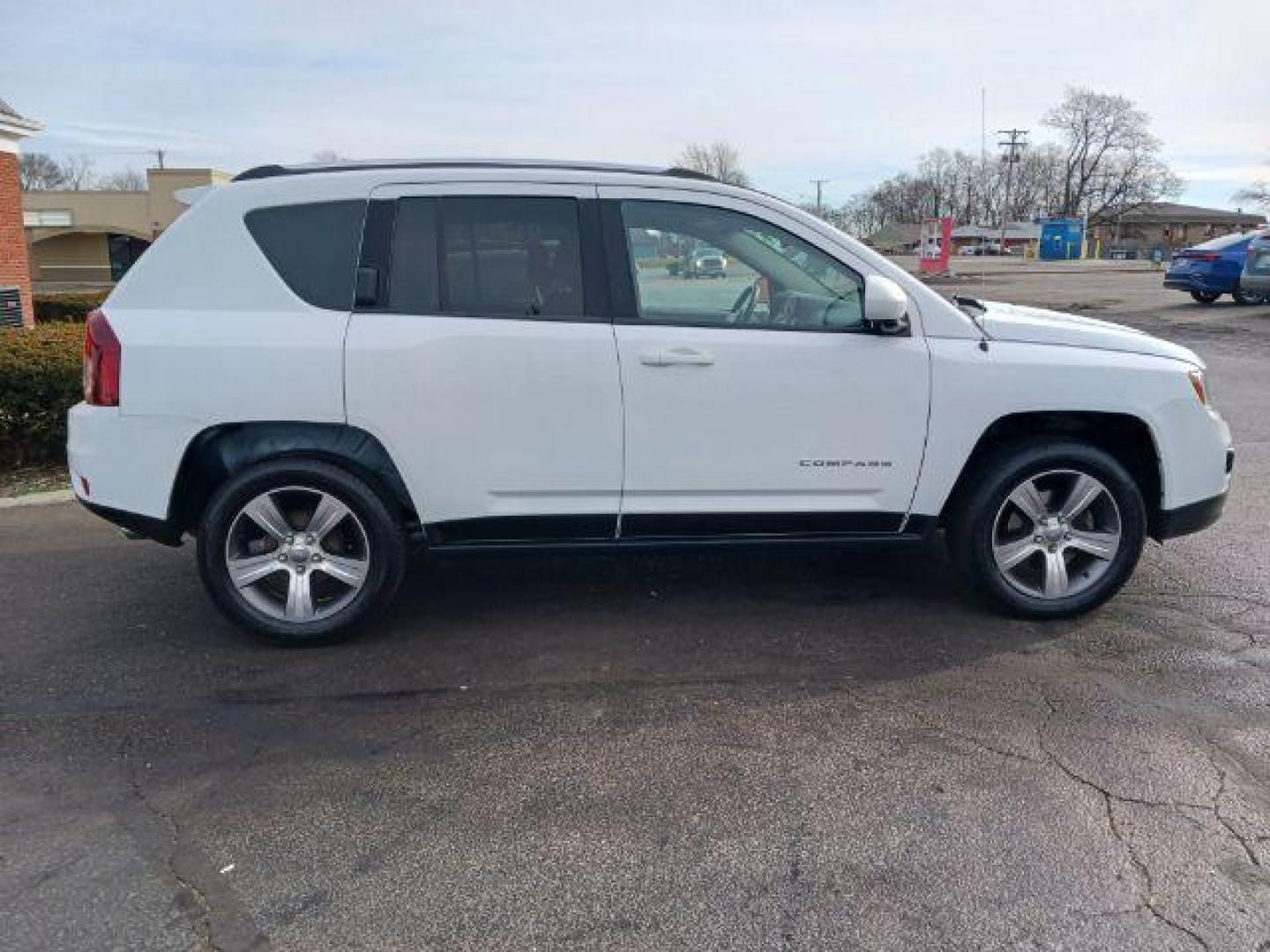 2016 White Jeep Compass Latitude FWD (1C4NJCEA2GD) with an 2.0L L4 DOHC 16V engine, Continuously Variable Transmission transmission, located at 880 E. National Road, Vandalia, OH, 45377, (937) 908-9800, 39.892189, -84.181015 - Photo#4