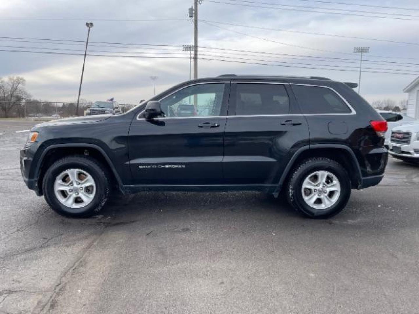 2016 Brilliant Black Crystal Pearl Coat Jeep Grand Cherokee Laredo 4WD (1C4RJFAG0GC) with an 3.6L V6 DOHC 24V engine, 8-Speed Automatic transmission, located at 1230 East Main St, Xenia, OH, 45385, (937) 908-9800, 39.687321, -83.910294 - Photo#2