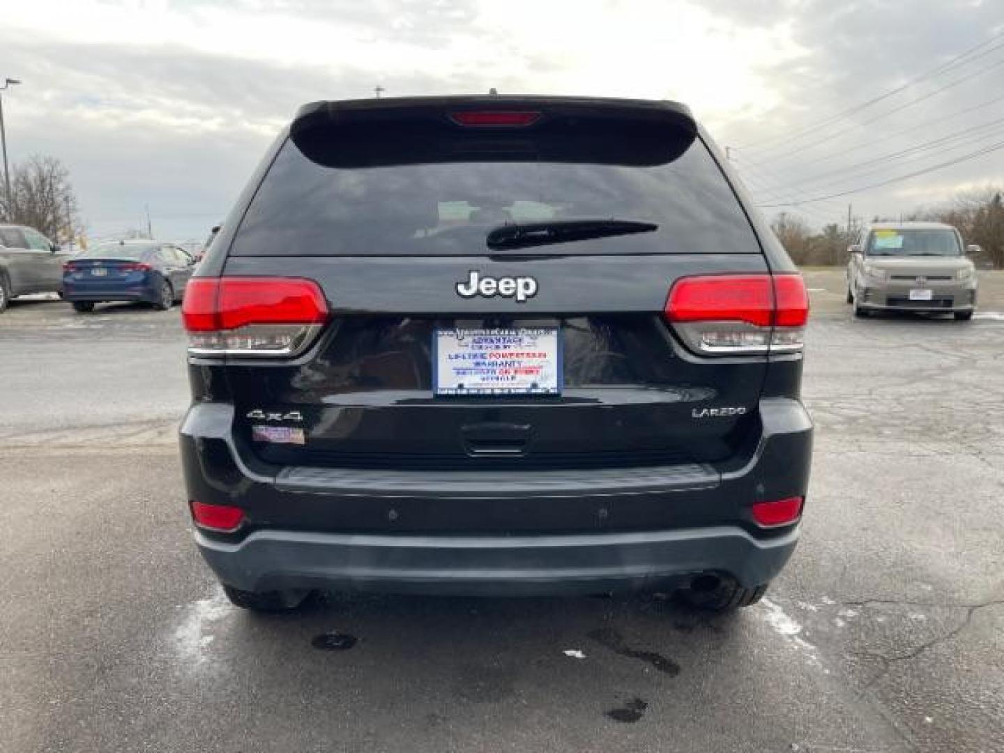 2016 Brilliant Black Crystal Pearl Coat Jeep Grand Cherokee Laredo 4WD (1C4RJFAG0GC) with an 3.6L V6 DOHC 24V engine, 8-Speed Automatic transmission, located at 1230 East Main St, Xenia, OH, 45385, (937) 908-9800, 39.687321, -83.910294 - Photo#4