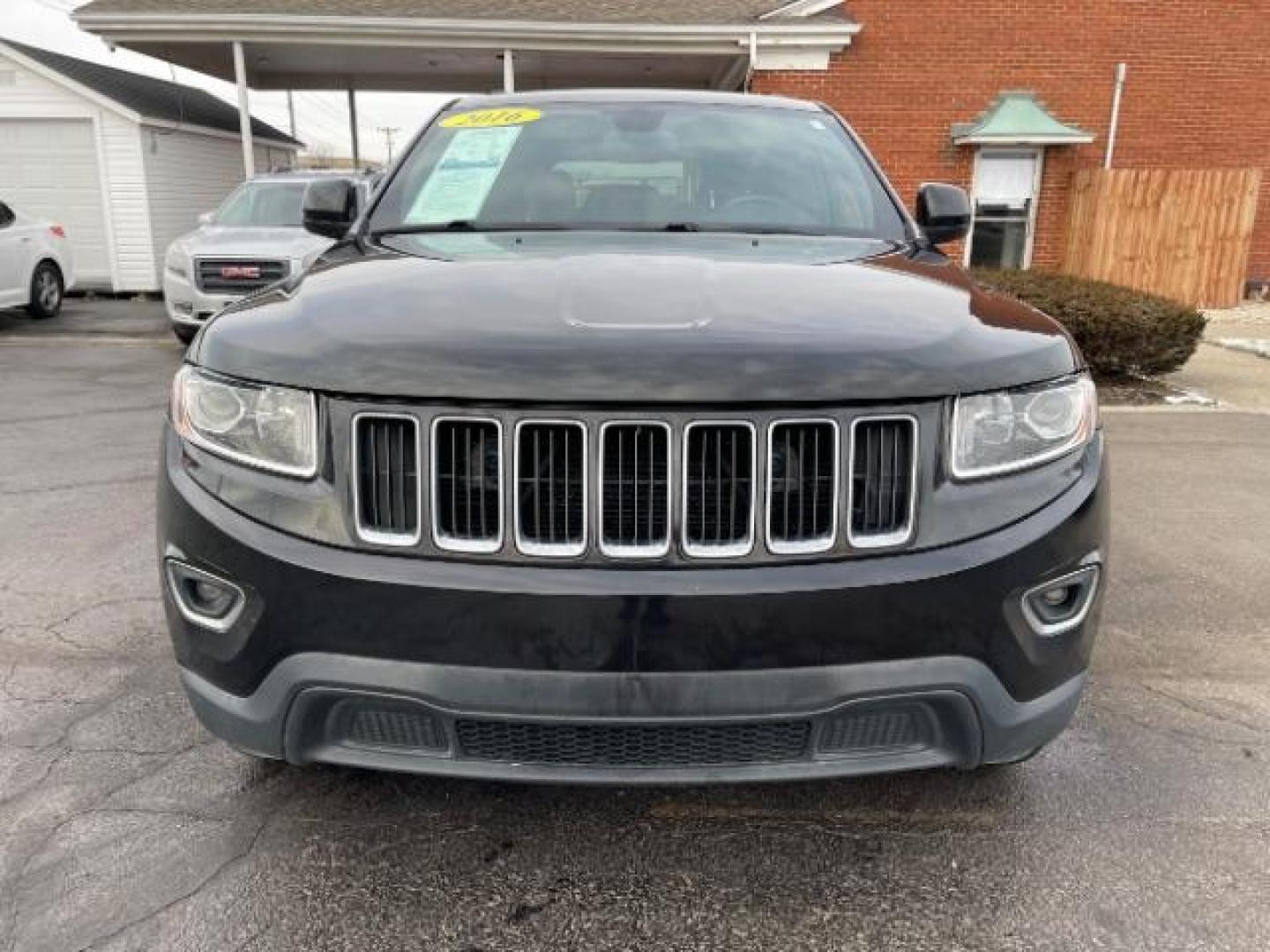 2016 Brilliant Black Crystal Pearl Coat Jeep Grand Cherokee Laredo 4WD (1C4RJFAG0GC) with an 3.6L V6 DOHC 24V engine, 8-Speed Automatic transmission, located at 1230 East Main St, Xenia, OH, 45385, (937) 908-9800, 39.687321, -83.910294 - Photo#5