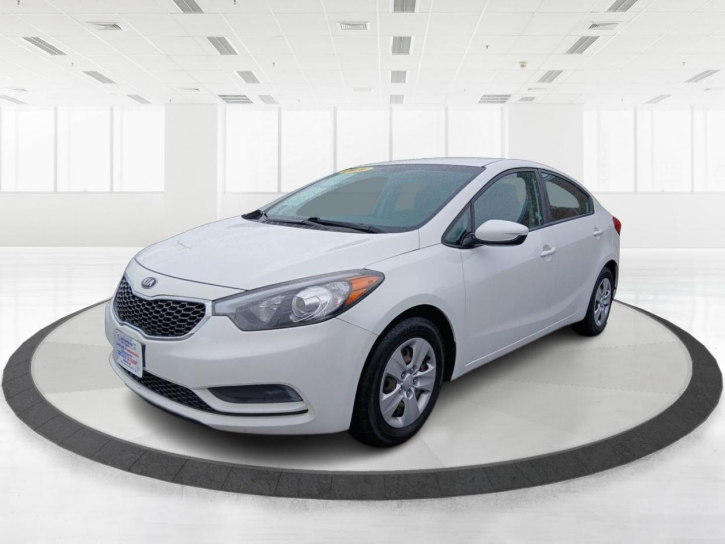 2016 Snow White Pearl Kia Forte LX w/Popular Package (KNAFK4A60G5) with an 1.8L L4 DOHC 16V engine, located at 4508 South Dixie Dr, Moraine, OH, 45439, (937) 908-9800, 39.690136, -84.216438 - Photo#7