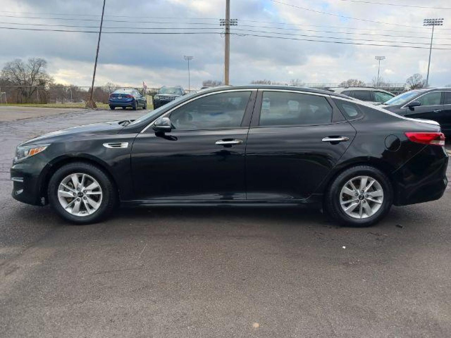 2016 Ebony Black Kia Optima LX (5XXGT4L39GG) with an 2.4L L4 DOHC 16V engine, 6-Speed Automatic transmission, located at 1230 East Main St, Xenia, OH, 45385, (937) 908-9800, 39.687321, -83.910294 - Photo#3