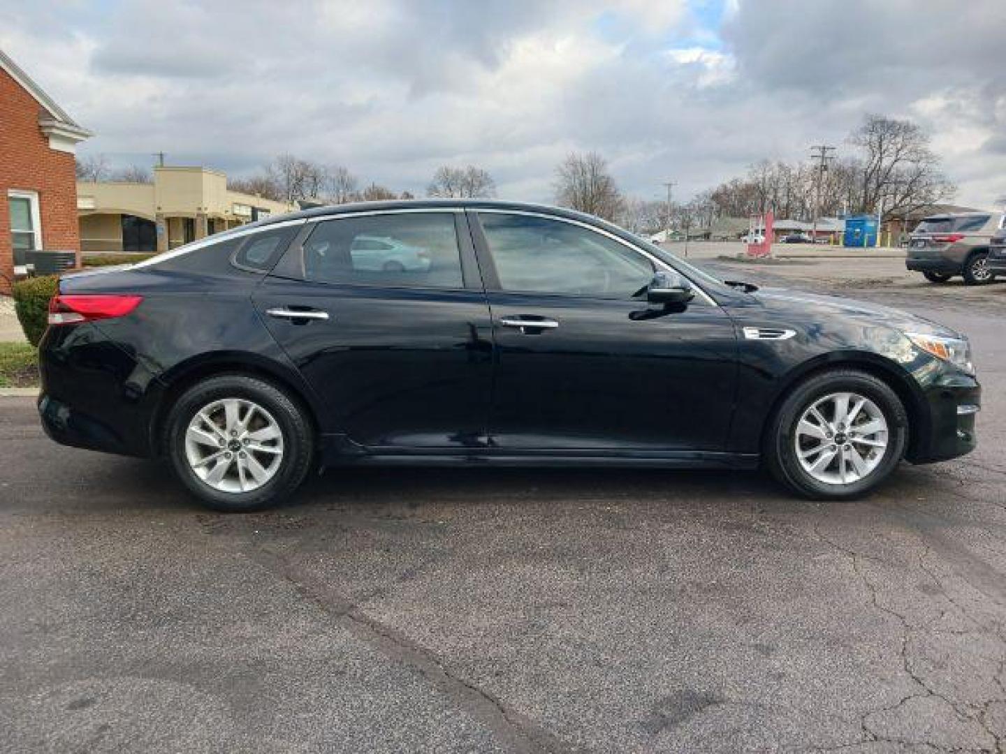 2016 Ebony Black Kia Optima LX (5XXGT4L39GG) with an 2.4L L4 DOHC 16V engine, 6-Speed Automatic transmission, located at 1230 East Main St, Xenia, OH, 45385, (937) 908-9800, 39.687321, -83.910294 - Photo#4