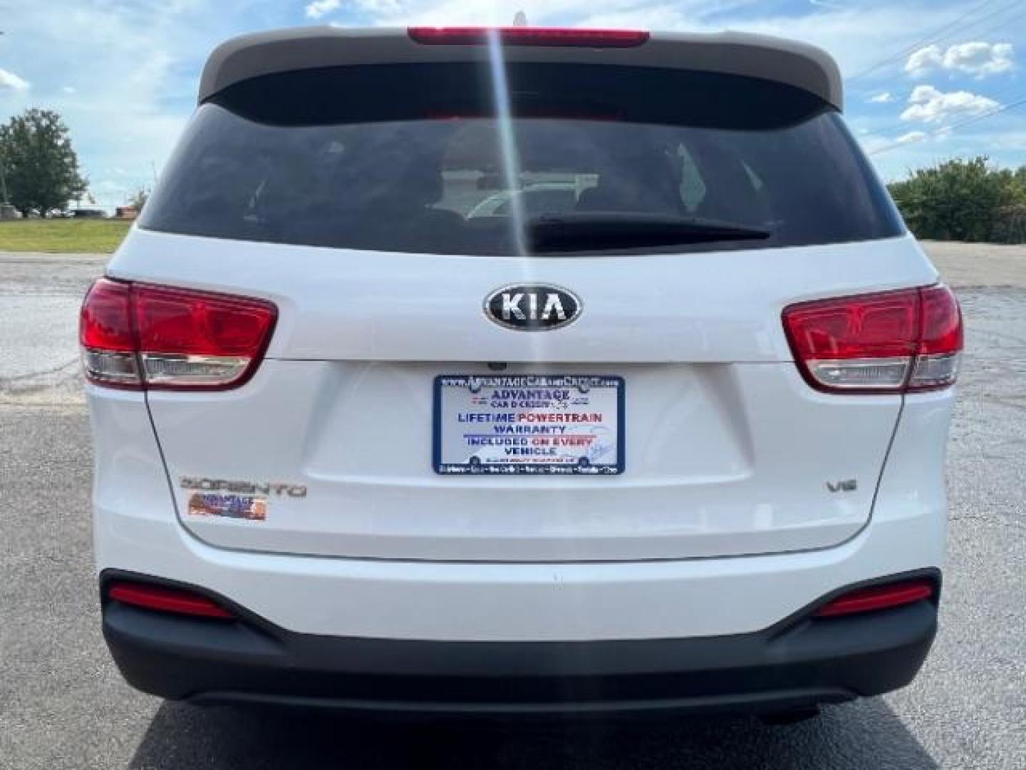 2016 Snow White Pearl Kia Sorento LX V6 AWD (5XYPGDA50GG) with an 3.3L V6 DOHC 24V engine, 6-Speed Automatic transmission, located at 1951 S Dayton Lakeview Rd., New Carlisle, OH, 45344, (937) 908-9800, 39.890999, -84.050255 - Photo#4