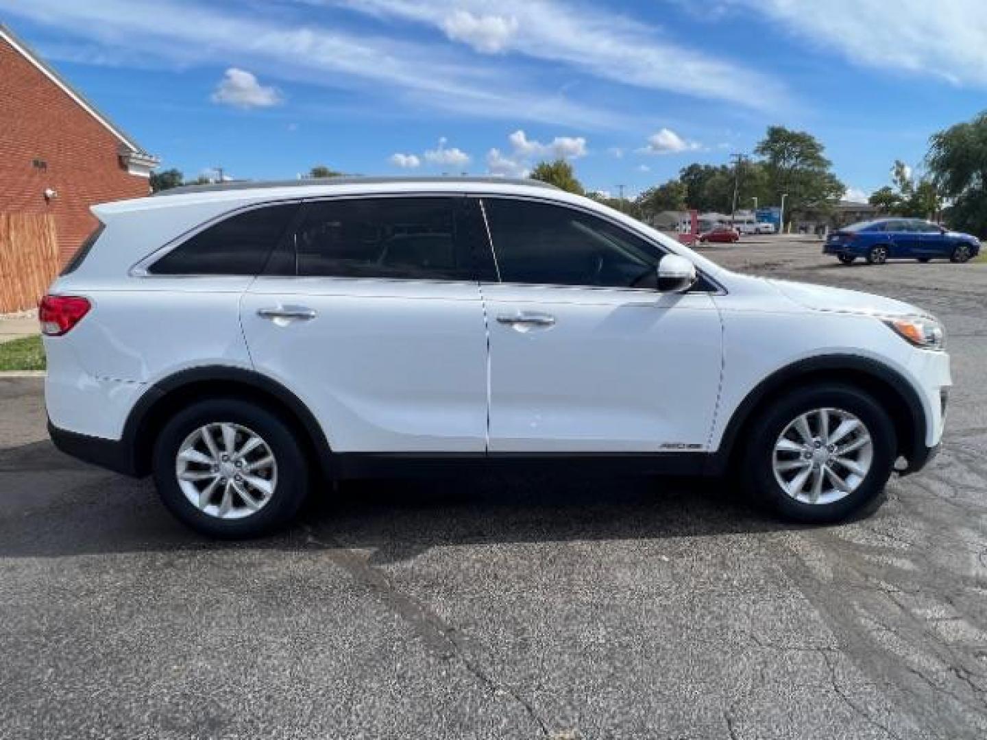 2016 Snow White Pearl Kia Sorento LX V6 AWD (5XYPGDA50GG) with an 3.3L V6 DOHC 24V engine, 6-Speed Automatic transmission, located at 1951 S Dayton Lakeview Rd., New Carlisle, OH, 45344, (937) 908-9800, 39.890999, -84.050255 - Photo#5