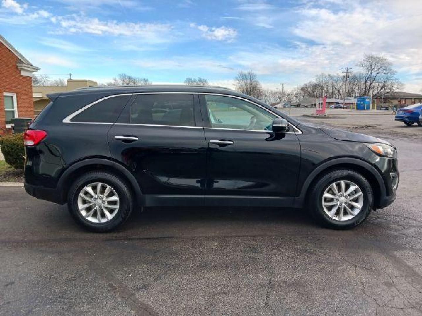 2016 Ebony Black Kia Sorento LX 2WD (5XYPG4A34GG) with an 2.4L L4 DOHC 16V engine, 6-Speed Automatic transmission, located at 4508 South Dixie Dr, Moraine, OH, 45439, (937) 908-9800, 39.690136, -84.216438 - Photo#4