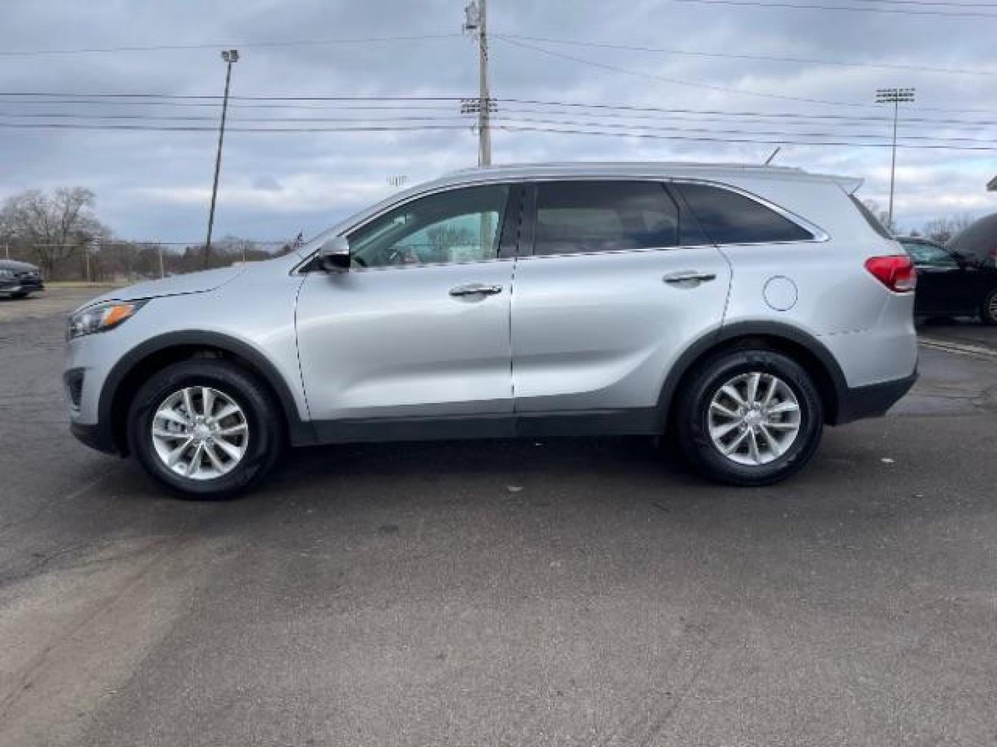 2016 Sparkling Silver Kia Sorento LX 2WD (5XYPG4A34GG) with an 2.4L L4 DOHC 16V engine, 6-Speed Automatic transmission, located at 1230 East Main St, Xenia, OH, 45385, (937) 908-9800, 39.687321, -83.910294 - Photo#5