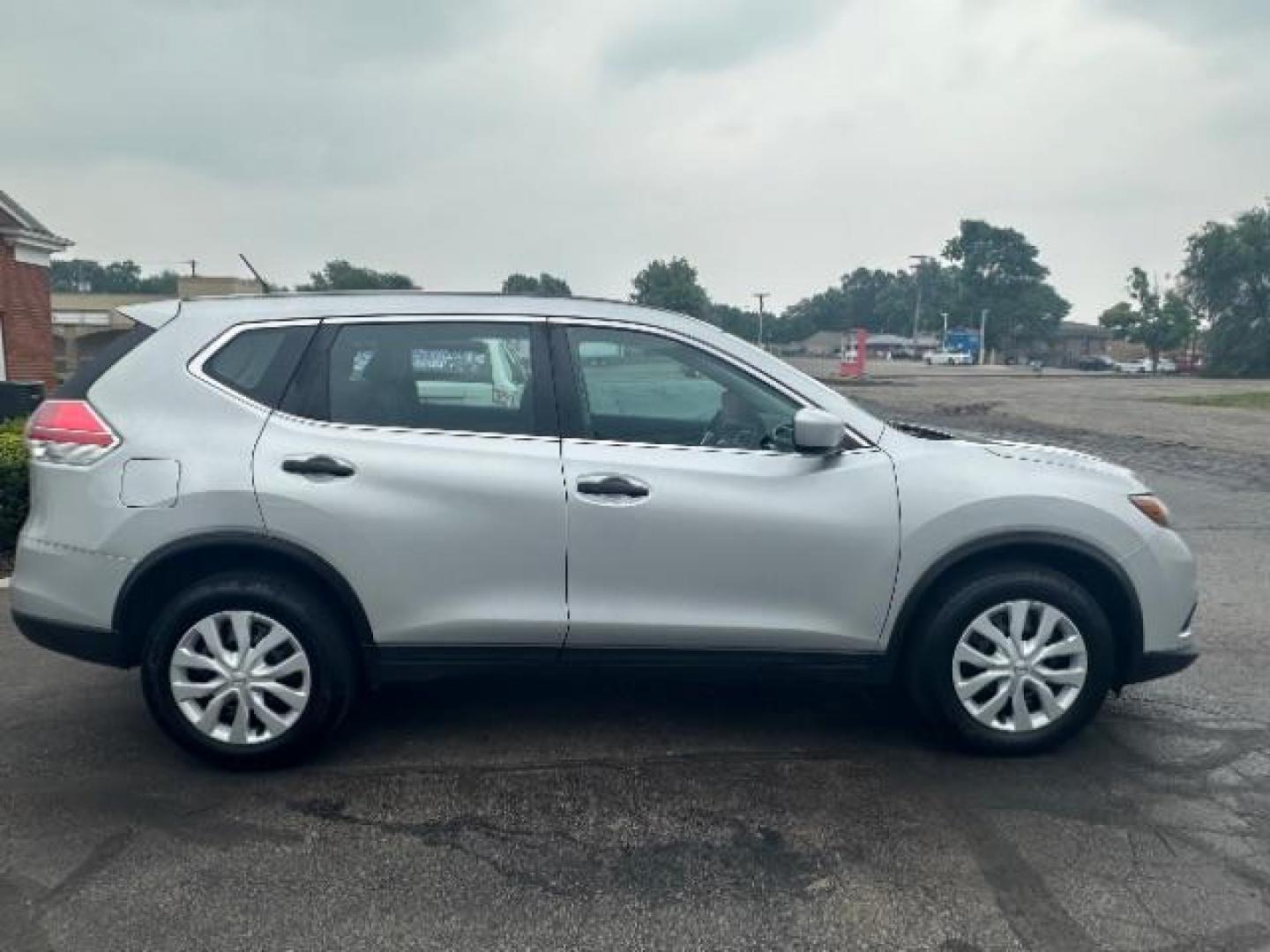 2016 Brilliant Silver Nissan Rogue S AWD (5N1AT2MV5GC) with an 2.5L L4 DOHC 16V engine, Continuously Variable Transmission transmission, located at 880 E. National Road, Vandalia, OH, 45377, (937) 908-9800, 39.892189, -84.181015 - Photo#4