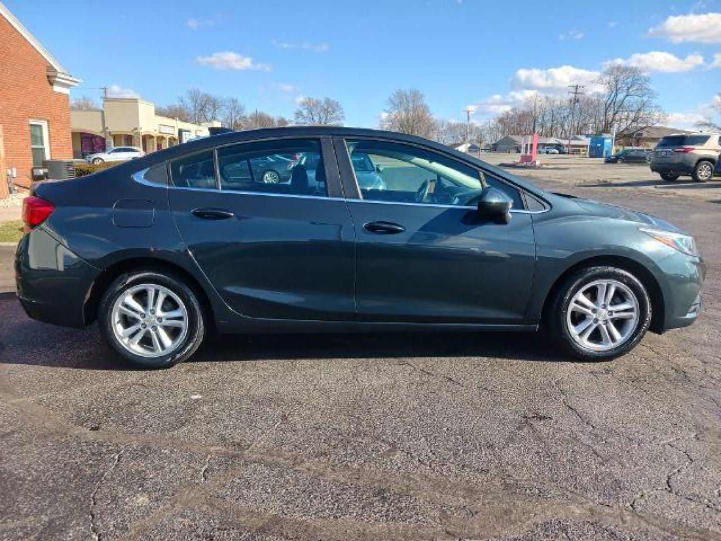 2017 Chevrolet Cruze LT Auto (3G1BE5SM0HS) with an 1.4L L4 DOHC 16V TURBO engine, 6-Speed Automatic transmission, located at 1230 East Main St, Xenia, OH, 45385, (937) 908-9800, 39.688026, -83.910172 - 2017 Chevrolet Cruze LT Auto - Photo#4