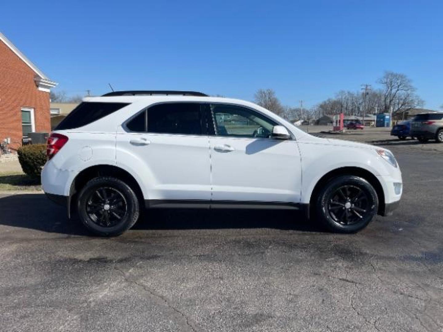 2017 Summit White Chevrolet Equinox LT AWD (2GNFLFEK1H6) with an 2.4L L4 DOHC 16V FFV engine, 6-Speed Automatic transmission, located at 1951 S Dayton Lakeview Rd., New Carlisle, OH, 45344, (937) 908-9800, 39.890999, -84.050255 - Photo#5