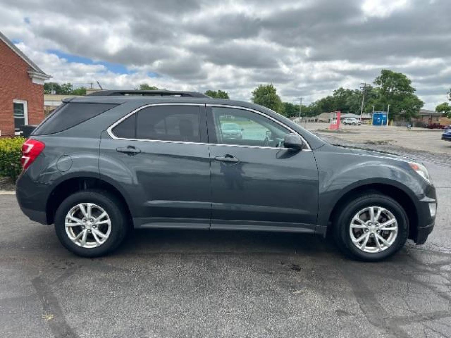 2017 Nightfall Gray Metallic Chevrolet Equinox LT 2WD (2GNALCEK5H1) with an 2.4L L4 DOHC 16V FFV engine, 6-Speed Automatic transmission, located at 880 E. National Road, Vandalia, OH, 45377, (937) 908-9800, 39.892189, -84.181015 - Photo#5