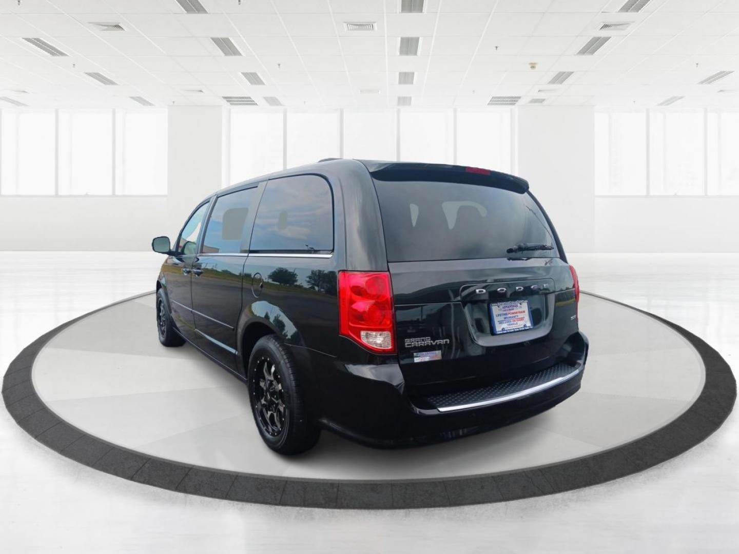 2017 Brilliant Black Crystal Pearl Coat Dodge Grand Caravan SXT (2C4RDGCG4HR) with an 3.6L V6 DOHC 24V engine, 6-Speed Automatic transmission, located at 880 E. National Road, Vandalia, OH, 45377, (937) 908-9800, 39.892189, -84.181015 - Photo#4