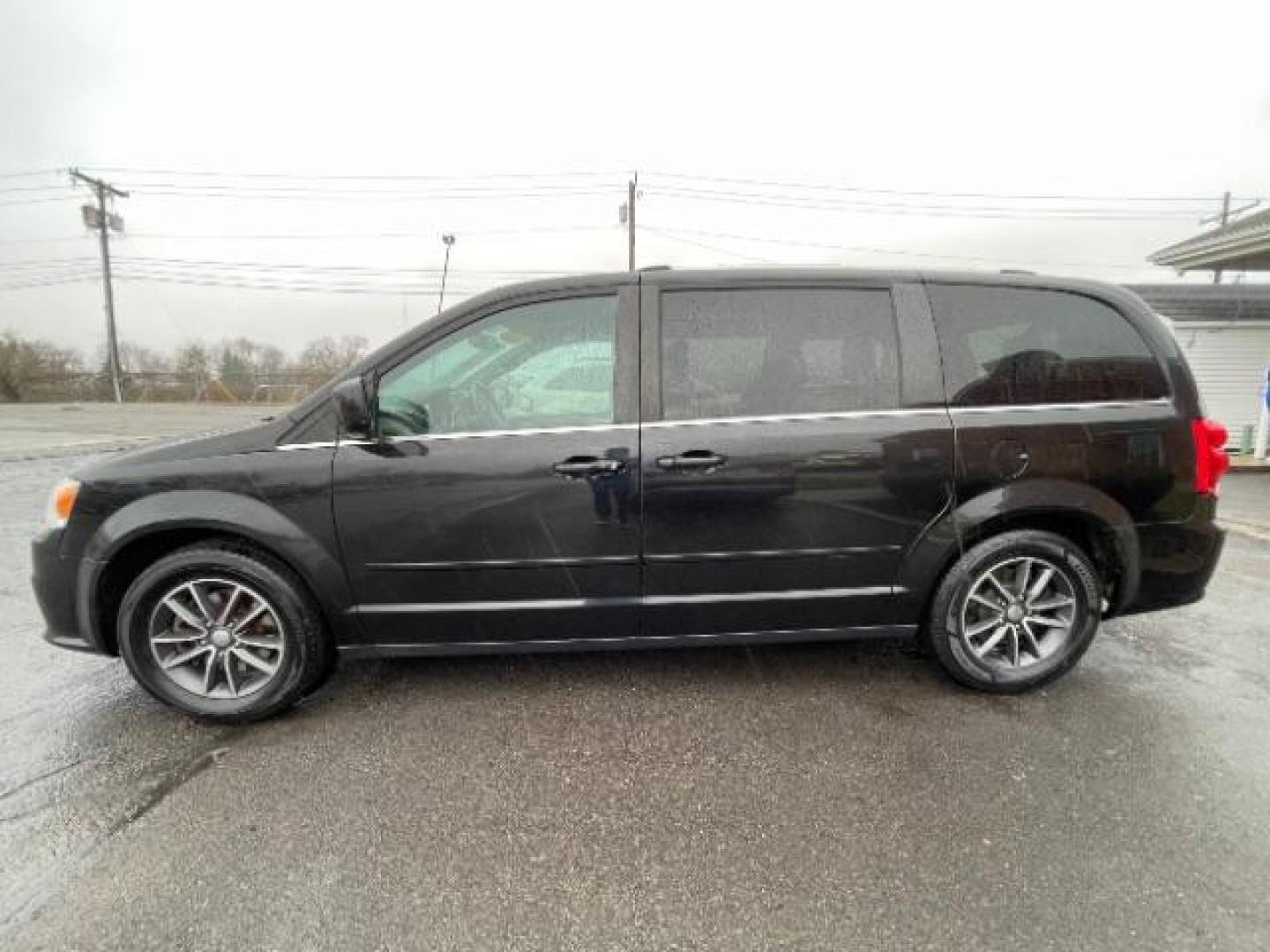 2017 Brilliant Black Crystal Pearl Coat Dodge Grand Caravan SXT (2C4RDGCG4HR) with an 3.6L V6 DOHC 24V engine, 6-Speed Automatic transmission, located at 1230 East Main St, Xenia, OH, 45385, (937) 908-9800, 39.687321, -83.910294 - Photo#2