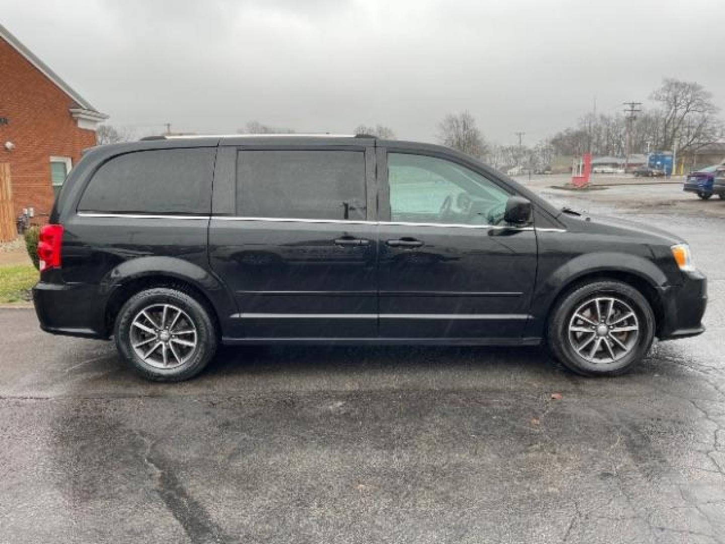 2017 Brilliant Black Crystal Pearl Coat Dodge Grand Caravan SXT (2C4RDGCG4HR) with an 3.6L V6 DOHC 24V engine, 6-Speed Automatic transmission, located at 1230 East Main St, Xenia, OH, 45385, (937) 908-9800, 39.687321, -83.910294 - Photo#3